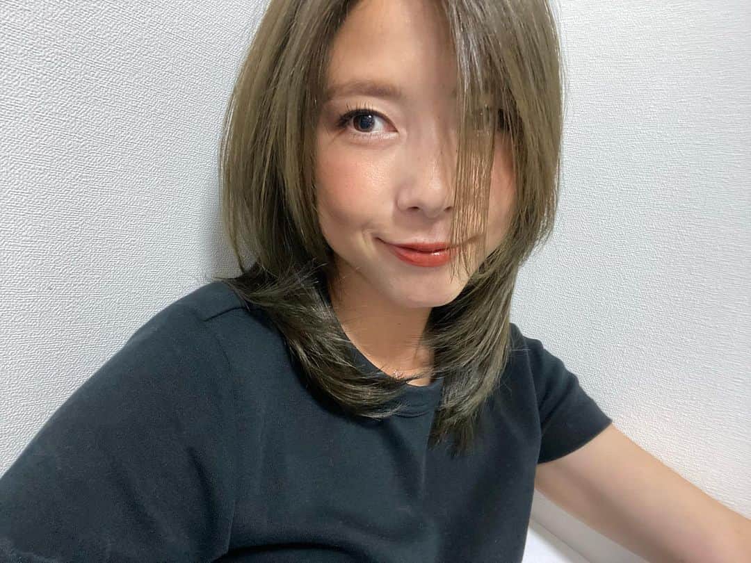 のインスタグラム：「. みなさまご無沙汰しております。今回は2020年5月14日、久々に本日の姿です🙋🏻‍♀️ 今日は#ヘアカラー をしに少し外出したのですが、あまりにもイケてる色になったので#加工なし で記録に残すことにしました。。✨ @tamayamas さんいつもありがとうございます☺️ このあと、19時半からへべれけ#インスタライブ 予定です🍷(自粛しろを選んだ人すみません) . #newhair  #newhaircolor  #haircolor  #bangs #selfie #smile #happy #nofilter  #nonfilter  #omotesando  #ヘアスタイル  #ヘアサロン #ナチュラ #表参道 #美容室 #自撮り #久々の自撮り #iPhone11の色 #ザク #ザクの色 #ザクカラー #ガンダム  #無加工 #無加工でこの色 #gundam #ヘアカラ #iphone 11」