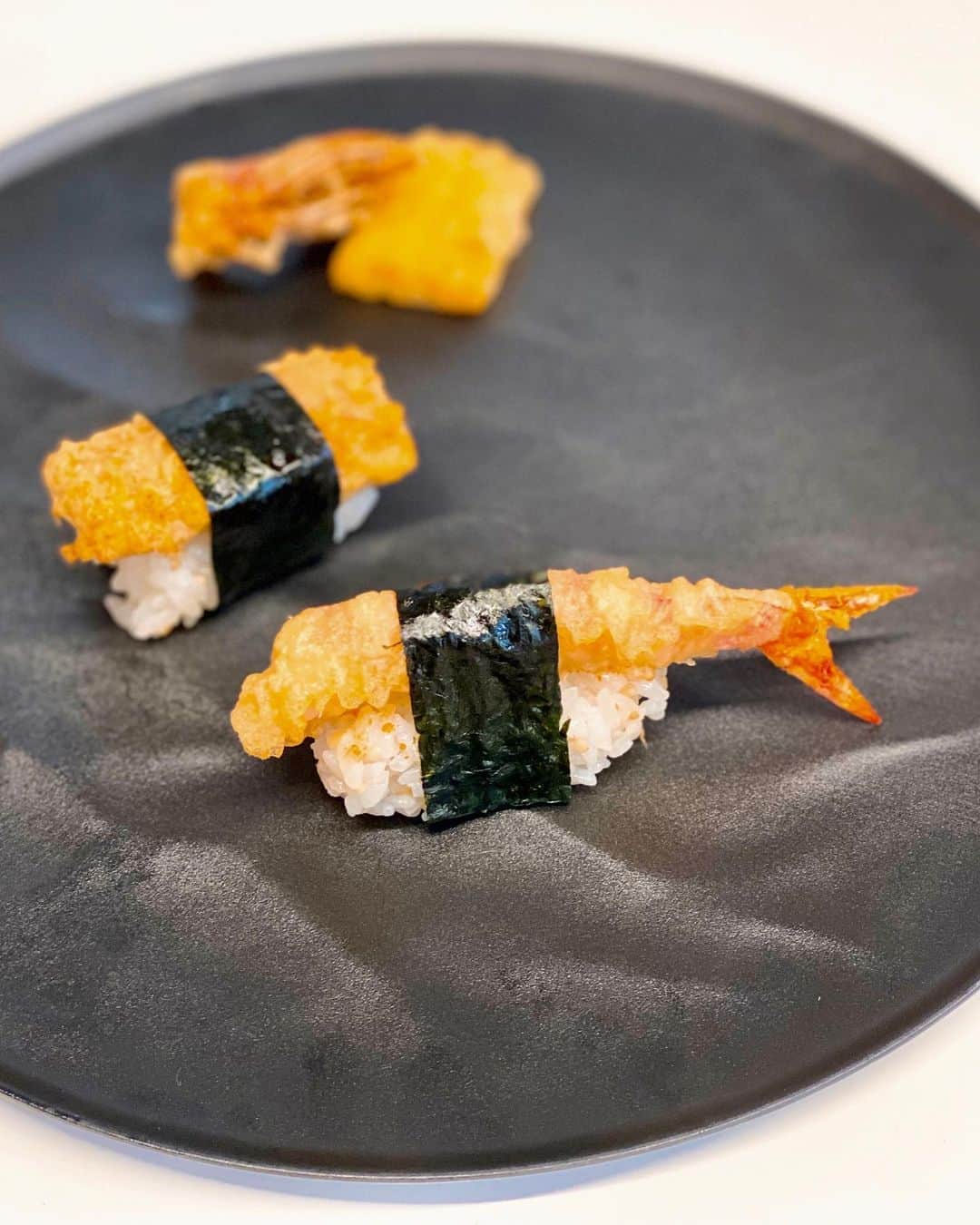 秋山具義さんのインスタグラム写真 - (秋山具義Instagram)「テイクアウトで、四ツ谷『くすのき』で「くすのきの天むす」活け車海老の天むす12貫 & 煮穴子の天むす & 海老の頭 & とうもろこしの天ぷら & ガリという、素晴らしいセット♡﻿ ﻿ 『くすのき』の海老の天ぷらで天むすなんて、美味しいに決まってるけど、めっちゃ美味しかった〜！！！﻿ 煮穴子の天むすも最高〜！！！﻿ ﻿ OMAKASEで予約しました！﻿ ﻿ #くすのき #具義天ぷら2020 #テイクアウトしよう #おうち時間」5月14日 19時00分 - gugitter
