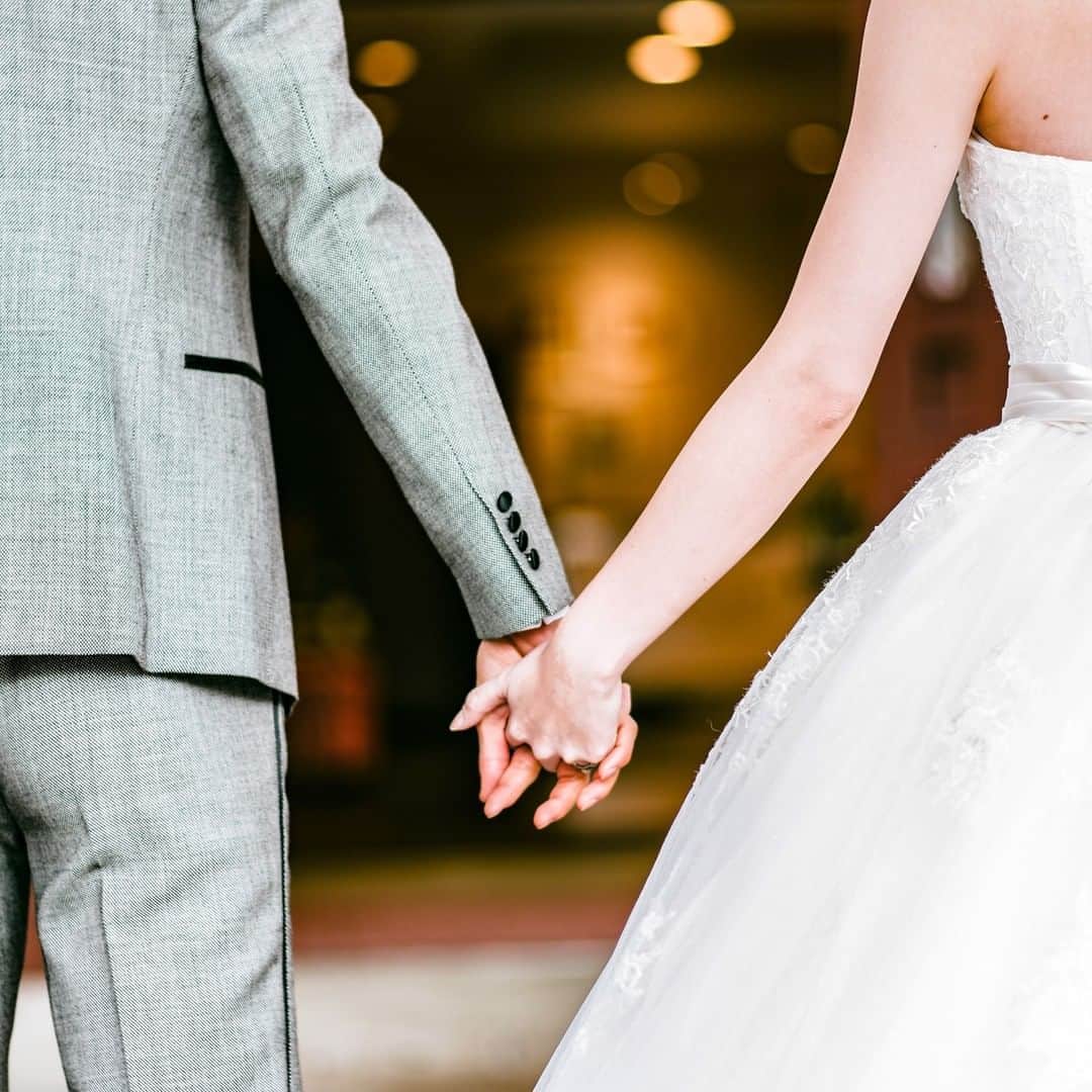のインスタグラム：「* 『おふたりの大切な誓いの日💒』 * ご結婚式はおふたりが「永遠の愛を誓い合う」特別な一日♡ * ご準備の期間は、お互いのことをより深く知る大切な期間でもあるんですよ💡 * 💌出会ったばかりの頃のこと 💍プロポーズの時のエピソード 💎親御様へのご挨拶の時の真剣な眼差し * ご結婚までの道のりも、これからの道のりもおふたりの大切な人生の時間✨ * ご準備のお時間も、ご結婚式を迎えるための大事な期間としてお互いのことをより深く話してみてくださいね💒 * * * * ＼結婚式のお写真を募集中／ * アニスタグラムに参加してプレゼントを貰おう🎁！ * 参加には下記の①〜③ を付けてお写真を投稿してください💕 詳細はハイライトの『アニスタグラム』でもチェックできます✨ * ① #アニスタグラム ② @anniversaire_official ③今月のテーマハッシュタグ #anista_bigday #anista_spring #anista_goods * * 皆様のお写真を楽しみにしております˚✧˳✧༚ * * * * #アニ嫁 #アニスタグラム #アニヴェルセル #オリジナルウェディング #結婚写真 #結婚式 #結婚式準備 #結婚写真 #結婚式場 #プレ花嫁 #おしゃれ花嫁 #花嫁準備 #weddingfilm #式場探し #結婚式レポ #ウェディング準備 #結婚式場探し #ウェディングフォト #結婚式写真 #ウェディングレポ #挙式 #花嫁レポ #結婚準備期間 #結婚準備 #2020婚 #2020花嫁」