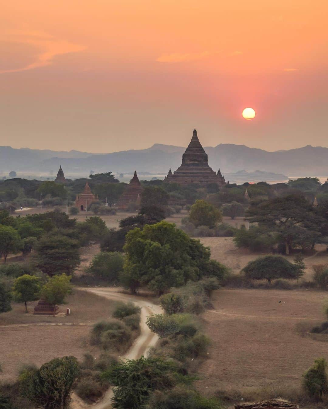 詩歩さんのインスタグラム写真 - (詩歩Instagram)「🇲🇲 #エアー海外旅行 ﻿ ﻿ Looking back my travel memories of Myanmar with photos taken in 2015.﻿ ﻿ 2015年に訪れたミャンマー。﻿ 古都バガンで見た、美しいサンセットの様子です。﻿ ﻿ 2015年にパゴダ（仏塔）の上から見た景色なのですが、観光客トラブルや危険性の理由から2018年頃からへ登ることが全面禁止に🙅‍♀️﻿ もう同じ場所からこの景色は見ることはできません。﻿ ﻿ 今はこうして写真で振り返ることしかできないけど、昔の写真を振り返ると、当時の良かった想い出も悪かった想い出も、蘇ってきます😌﻿ ﻿ 🎬﻿ ﻿ Youtubeに新しい動画をアップしました！﻿ ﻿ 禁断の（？）写真編集について。﻿ ﻿ 10年前に撮影した残念な写真を、編集ソフト #Lightroom で蘇らせてみた！という企画です。﻿ ﻿ 昔撮った写真は何も考えずにパシャパシャ撮ってたので、顔が逆光で真っ暗だったり、色鮮やかな街だったのにどんよりした写真がほとんど。。﻿ ﻿ それはそれで笑える思い出だけど、ソフトの力で復活してみるのも楽しいんじゃない？っていう動画です。﻿ 元データが残念な上に私も全然使いこなせてないから”そこそこ”しか蘇ってないけど。笑﻿ ﻿ ﻿ 動画をみるには、Youtube「詩歩の絶景チャンネル」で検索するか、プロフィール欄のURLからアクセスしてね🙌﻿ https://www.youtube.com/user/zekkeichannnel﻿ ﻿ 感想やコメントお待ちしてます✨﻿ ﻿ ﻿ （「写真って編集していいの！？」っていうのは動画の中でお話してるので、コメントする前に動画みてください〜☺）﻿ ﻿ ﻿ #shiho_myanmar﻿ ﻿ 📷 Feb 2015﻿ 📍バガン／ミャンマー﻿ 📍Bagan／Myanmar﻿ ※現在この場所への立入は禁止されています﻿ ﻿ ﻿ ©Shiho/詩歩」5月14日 19時01分 - shiho_zekkei