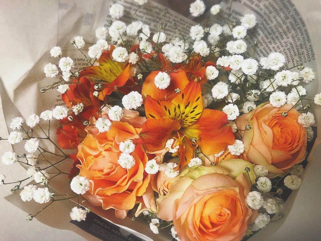 山本夢さんのインスタグラム写真 - (山本夢Instagram)「最近のきゃわいこちゃん。  お家いる時間長いから お花で気持ちも 明るくhappyに*✲ﾟ*｡ はーん。 かわいい  #stayhome  #flowers #swag  #ドライフラワー #お花のある暮らし  #ミモザ#バラ#カスミソウ」5月14日 19時02分 - yume_yamamoto_ue