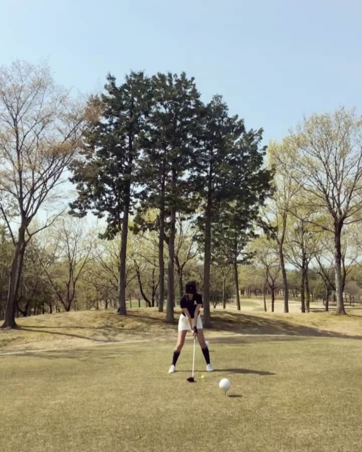 のインスタグラム：「2枚目は大ダフリして泥かぶったとき✌️ 顔にめっちゃ飛んできたよ笑 (前の写真でございますん)」