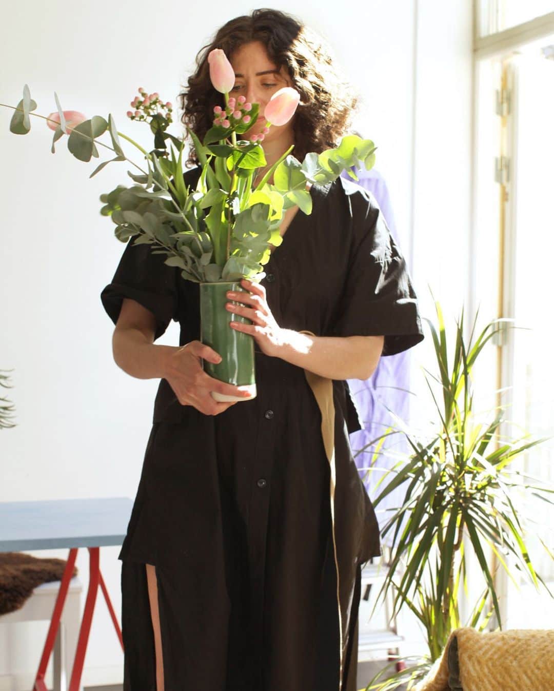 のインスタグラム：「What does a dress represent? ⁠⠀ ⁠⠀ Presenting Aleksandra Avli, former employee at the European Parliament in Brussels and founder of HON and HER – a global network with the mission to encourage women to take action, own their ideas and redefine what it means to be successful. ⁠⠀ ⁠⠀ Here documented at home in Stockholm, wearing the Flow Kaftan.⁠⠀ ⁠⠀ “I remember when I started to work for the European Parliament in Brussels. The first thing I did was to buy a suit. Not because I wanted to, because I was ‘supposed to’. But I felt suffocated just looking at it and ended up never wearing it to the parliament, I kept on wearing my jeans and t-shirts. Clothes are communication and people should wear what they feel like wearing and what makes them feel comfortable, in the same way as they should be who they are. For me the dress represents liberation and femininity, a way of celebrating womanhood and I feel that I have so much masculinity in me because I’m in the position I’m in. Whenever I feel like taking a break from that I put on a dress.”⁠⠀ ⁠⠀ #hopestockholm #meaningofadress #ss20 #aleksandraavli⁠⠀ ⁠⠀」