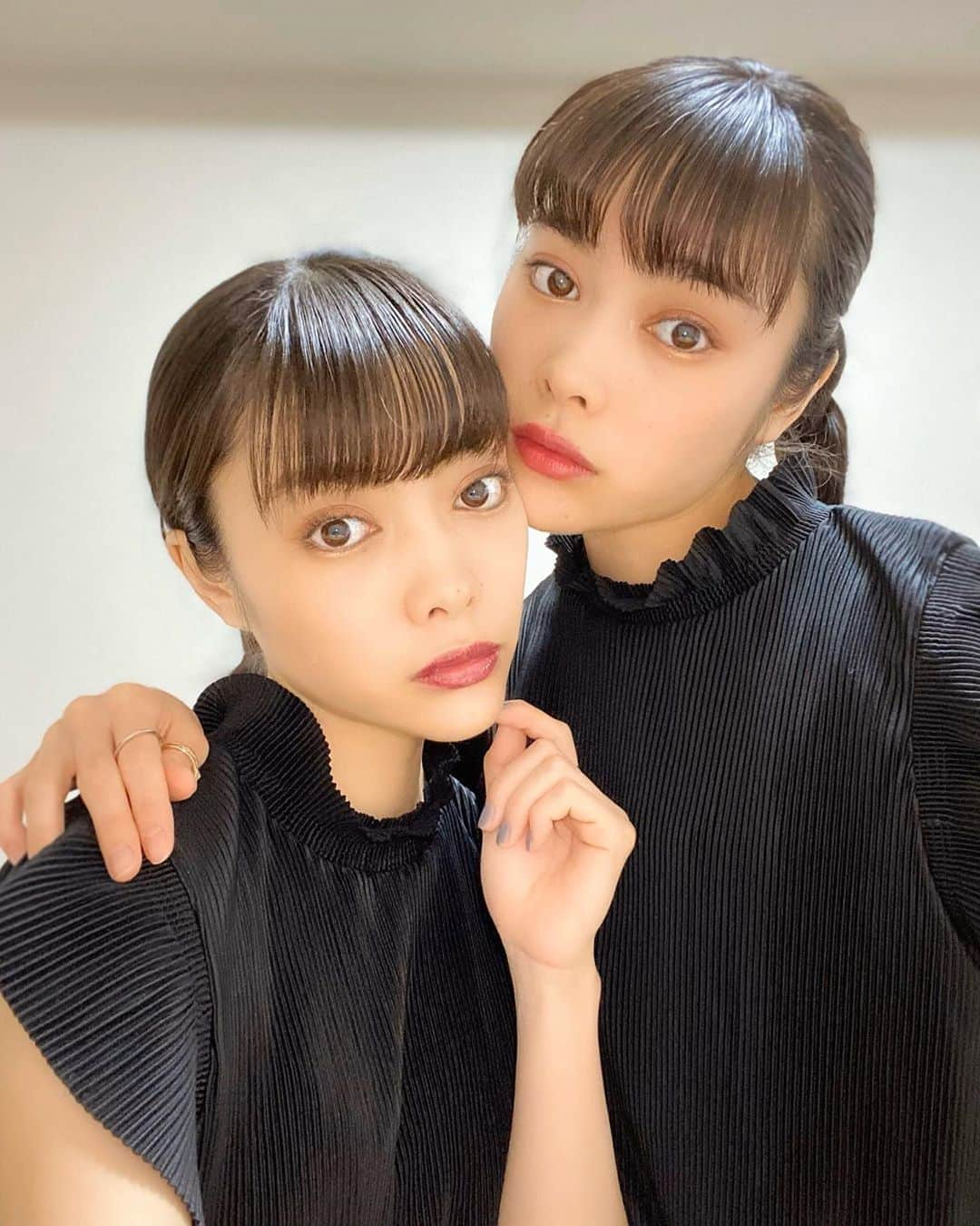 MIOさんのインスタグラム写真 - (MIOInstagram)「twins✌︎✌︎ . . #stayhome#selfmakeup#hairmake#makeup#hairstyle#twins#twinsmodels#twinstagram#portrait#photography#photographer#camera#ポートレート#双子#双子モデル#ヘアメイク#ヘアスタイル#メイクアップ」5月14日 19時14分 - mio_abp