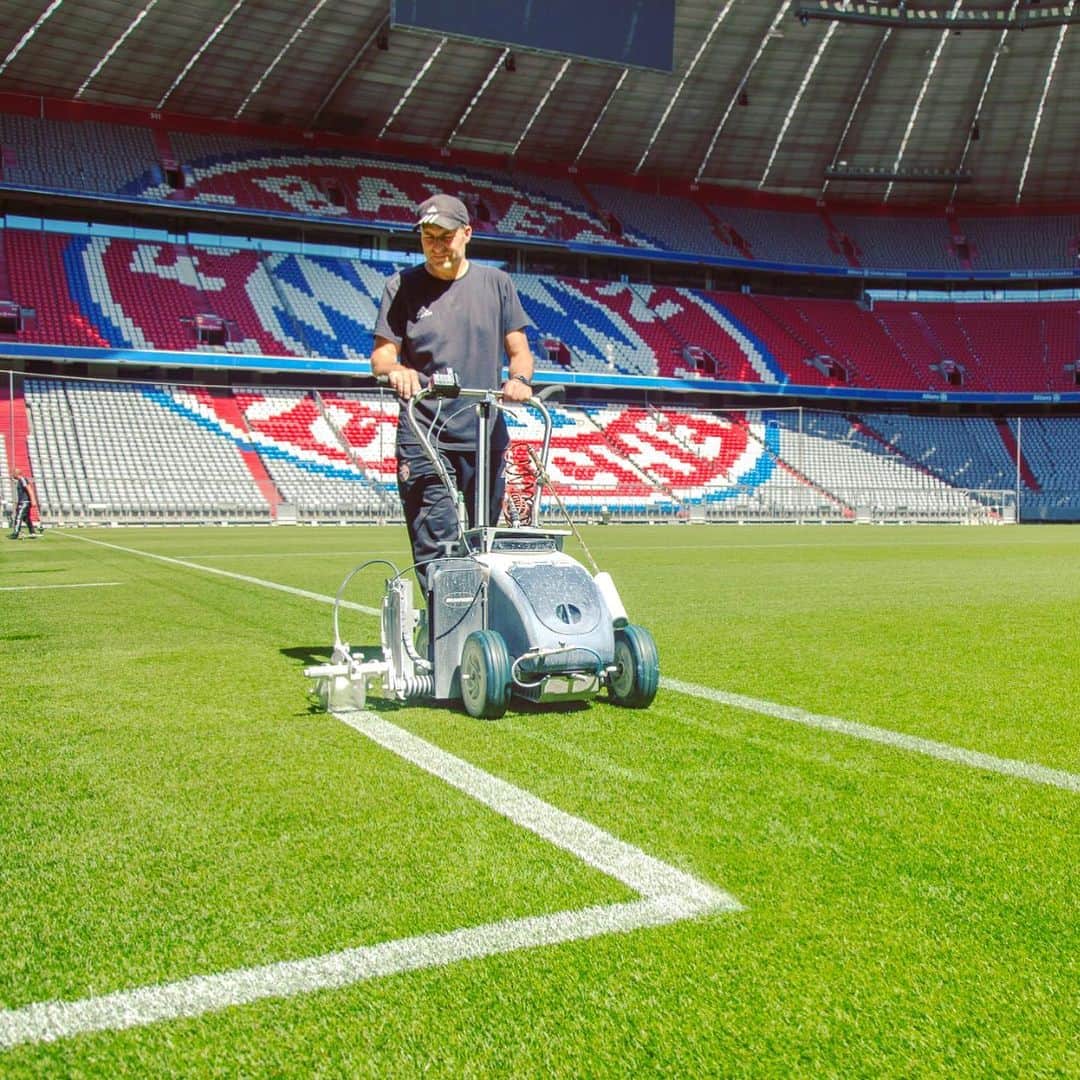 バイエルン・ミュンヘンさんのインスタグラム写真 - (バイエルン・ミュンヘンInstagram)「Football is back at the #AllianzArena next week - preparations are in full swing! ✂️ 🏟 #packmas #Bundesliga #FCBayern #MiaSanMia」5月14日 19時06分 - fcbayern