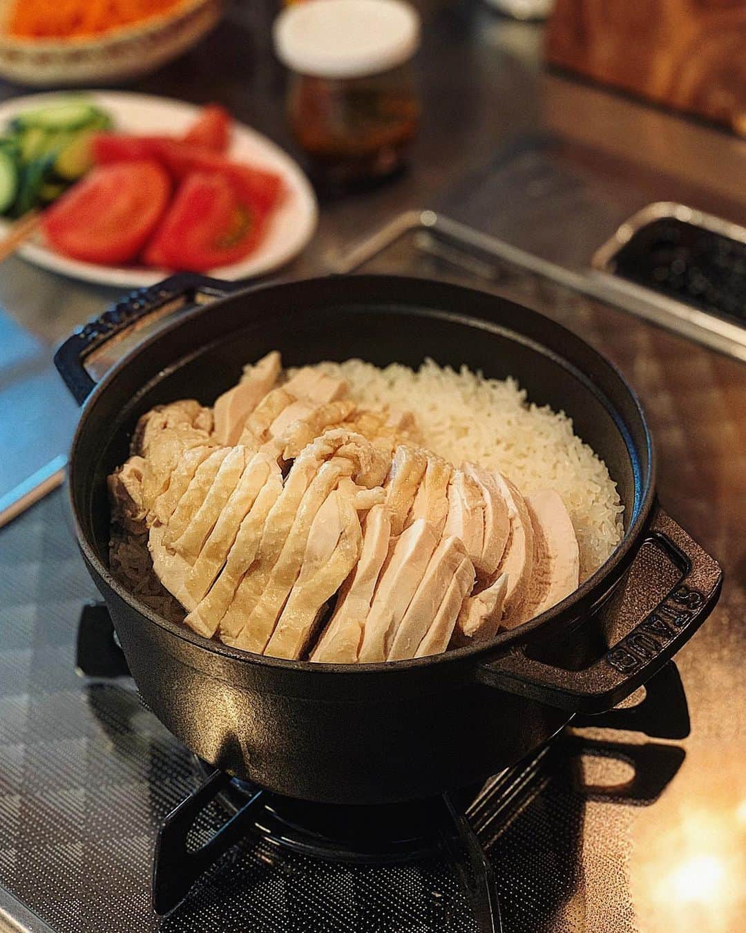 Natsuko Motoiのインスタグラム：「#カオマンガイ 鶏肉は別で茹でて、茹でた出汁でジャスミンライスを炊くレシピで。 . . #夜ご飯 #おうちごはん #おうち時間 . . . #おうちごはんlover #うつわ #暮らし  #staub #おうちカフェ #vsco #暮らしを楽しむ #vscofood #foodvsco  #igersjp  #フーディーテーブル #wp_deli_japan  #dinner」