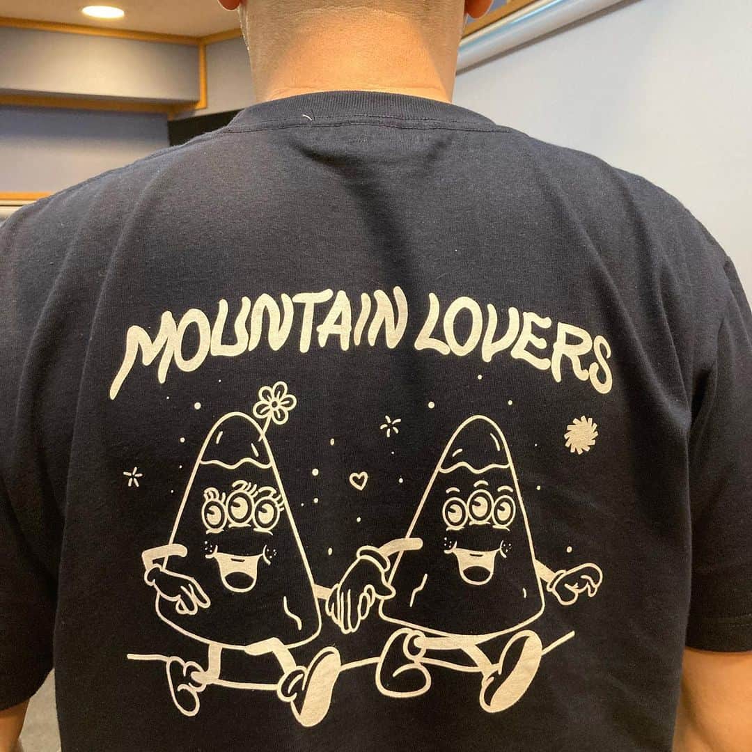 中島ヒロトさんのインスタグラム写真 - (中島ヒロトInstagram)「Tシャツチャレンジその7。  ガッツ石松さん考案のガッツポーズで元気アピール（ホントに元気ですよ・笑）。 山行きたい感満載の、 mountain lovers です。ちょっとずつ、現実味出てきたかな。もうちょいの辛抱です。 パンツは、オールユアーズの“ハイキック・ジーンズ”です。超絶ストレッチをアピールしたポーズです。ハイキック出来る、という（俺は出来ませんが・笑）。高機能ですが、ちゃんと色落ちしていい感じになります。 帰り用のジャケットは、ネセサリー・オア・アンネセサリーです。今の時期にピッタリ。ヨーロピアンワーク感。ホントにご無沙汰ばっかりですいません。今期のアイテム、必ず見に行きます。 さぁ！週末。ゆっくりしまーす。  #playdesign #noplaynolife  #allyoursjp  #deeperswear #necessaryorunnecessary  #özlem  #workdaysbecameplaydays  #staycreativestayplayful」5月14日 19時15分 - djhirotonakajima