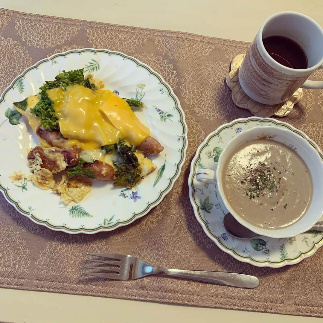 奥山春香さんのインスタグラム写真 - (奥山春香Instagram)「あとりか先生レシピの牛蒡スープ！  牛蒡 玉ねぎ マッシュルーム じゃがいも をバターで炒めて  バイタミックスに入れて豆乳入れて 塩胡椒コンソメ入れてミキサーして完成👩‍🍳👩‍🍳 朝ごはんにも良いし小腹が空いたとき健康的だよ！ #奥山食堂 #自粛 #お家ごはん」5月14日 19時16分 - corvetteharuka