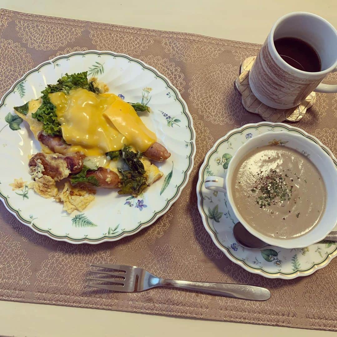 のインスタグラム：「あとりか先生レシピの牛蒡スープ！  牛蒡 玉ねぎ マッシュルーム じゃがいも をバターで炒めて  バイタミックスに入れて豆乳入れて 塩胡椒コンソメ入れてミキサーして完成👩‍🍳👩‍🍳 朝ごはんにも良いし小腹が空いたとき健康的だよ！ #奥山食堂 #自粛 #お家ごはん」