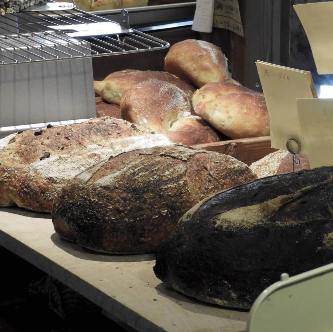 The Japan Timesさんのインスタグラム写真 - (The Japan TimesInstagram)「For many, lockdown has sparked a rising interest in home-baking, especially sourdough bread. Few people in Tokyo have ovens of suitable size and sophistication to produce bread of any serious quality. Fortunately, we’re blessed with a growing number of artisan bakeries around the city that can fill that pain de campagne-sized hole in our diets — plus many more in other parts of the country who are ready and willing to ship their wares. Click on the link in our bio to see Japan’s top artisan bakeries that deliver. 📸 Oscar Boyd (@oscar.boyd); Robbie Swinnerton (@tokyofoodfile); and Joan Bailey . . . . . . #Japan #Tokyo #bread #breadmaking #naturalyeast #wholewheat #wholewheatbread #breadtalk #breadmaker #rusticbread #sourdoughbread #homebread #sourdough #東京 #日本 #パン #パン屋さん#パン好き#パン屋 #🍞」5月14日 19時21分 - thejapantimes