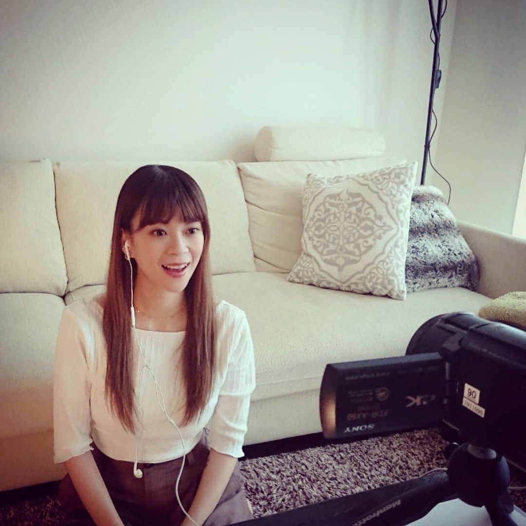 小柳ゆきのインスタグラム：「昨日の「今夜くらべてみました」のリモート撮影してるところです🎥 . 怪談と宇宙人についての持論をお話しさせて頂きました😀 怪談に関してなのですが、怖い！という反応は免疫力がアップするらしいので皆様も是非！ オススメですよ！！ (本当かどうかはちょっとわかりませんが) . . そしてそんな怪談や宇宙話をしたりしなかったりするラジオNack5 ラジオもリモート収録✌️ 毎週木曜日23:30オンエアです🙂」