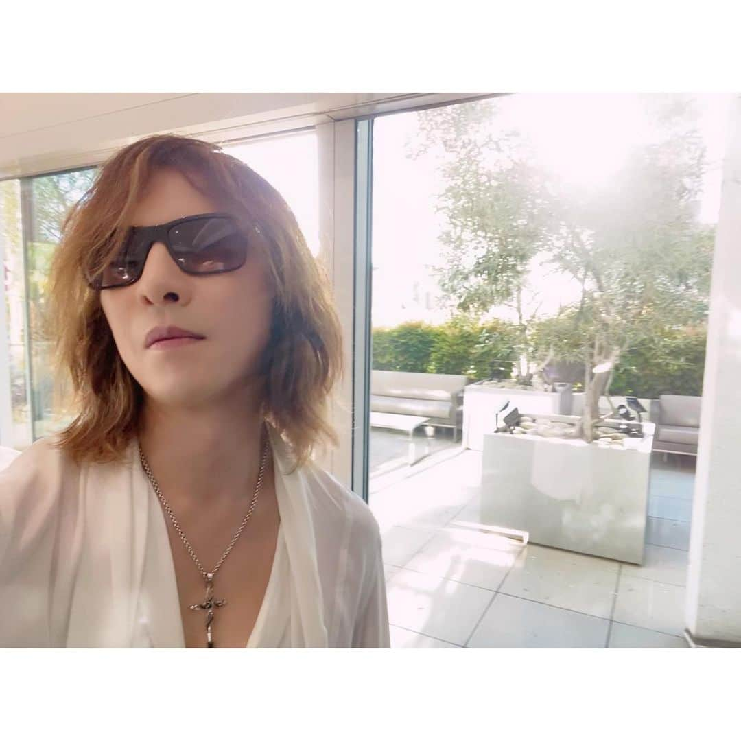 YOSHIKIさんのインスタグラム写真 - (YOSHIKIInstagram)「My hair is getting really long.. 髪の毛がさらに伸びた。。My interview in NUMERO France just published. フランスの #NUMERO 誌にインタビュー掲載。 “J’irais jusqu’à la mort pour mon art” : Rencontre avec #Yoshiki, batteur mythique de #Xjapan  https://www.numero.com/fr/musique/yoshiki-x-japan-kiss-david-bowie-michael-jackson-marilyn-manson-anniversary-akihito-chopin-sing4life-william-bono-jennifer-hudson」5月14日 19時23分 - yoshikiofficial