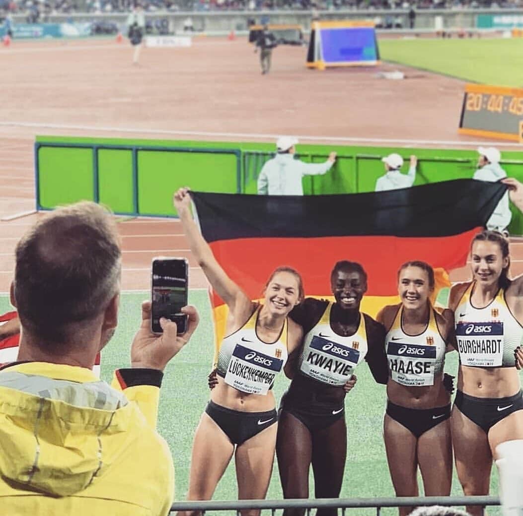 のインスタグラム：「Zwar einen Tag zu spät 😅 (shame on me), dafür aber passend zum #throwbackthursday 🎉 Vor einem Jahr sind wir unsere Ehrenrunde mit Deutschlandfahne in Yokohama (Japan) gelaufen, nach dem Staffelfinale bei den World Relays.  Wer weiß wann wir solche Momente wieder erleben dürfen 🤷🏼‍♀️ Egal wie. Ich freue mich jetzt schon drauf! #vorfreudeistdieschönstefreude #vorfreude #team #teamworkmakesthedreamwork #girlpower #nieohnemeinteam  Nicht in diesem Bild aber trotzdem Teil des Teams! @lisamxyzr @iamkeshiabeverly @jessicabiancawessolly @soqhiia @katifehm @jennymontag @yasmin.kwadwo @tatjana.pinto  Und #Edelfan @saschazehn」