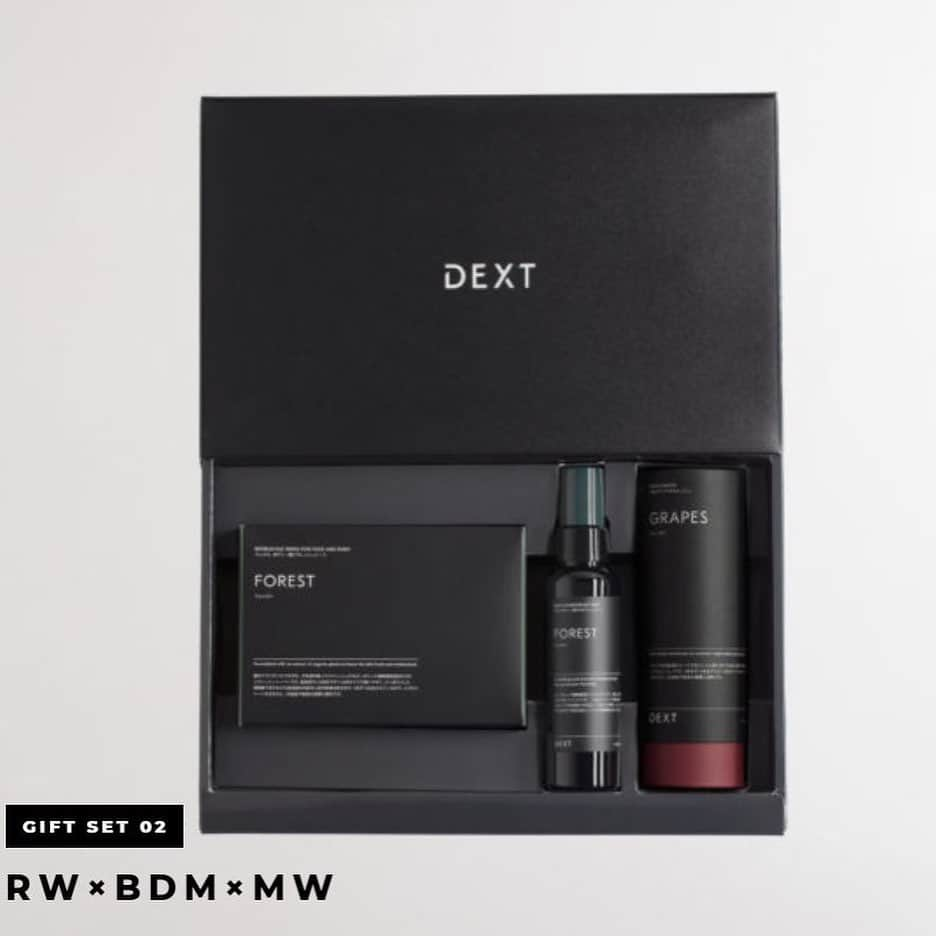 DEXTさんのインスタグラム写真 - (DEXTInstagram)「.﻿ #DEXT 公式Instagramです。 ﻿ ﻿ DEXT GIFT SET 02 デクスト ギフトセット (REFRESHING WIPES × BODY DEODORANT MIST × MOUTH WASH SET)﻿ ﻿ ﻿ 人気のリフレッシュシートとボディミストにマウスウォッシュをプラスしたワンランク上のギフトとして。﻿ ﻿ 商談や人前で話すことの多い方へのギフトにぴったりです。 ﻿ ﻿ ﻿ 【セット内容】﻿ ・フェイス&ボディ用リフレッシュシートｘ1 ﻿ ・ワキ＆ボディ用デオドラントミスト【医薬部外品】ｘ1 ﻿ ・マウスウォッシュ(グレープスフレーバー)ｘ1 ﻿ ご注文時に3種の香り(FOREST・AROMATIC・HIMARAYAS)から、をお選びください。 ﻿ ﻿ ・・・・・・・・・・・・・・・・・・・・・・ DEXT GIFT SET 02 ﻿ ￥5,800(税別) ﻿ ﻿ 取り扱い店舗はこちらから ﻿ https://dextsalon.jp/shop-list/」5月14日 19時28分 - dextsalon