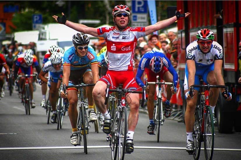 マーク・カヴェンディッシュのインスタグラム：「#TBT to 2006, racing a couple of U23 Internationals in Germany with Team Sparkasse. Won some small pro races that year (before the WorldTour was developed), but can honestly say the best amateurs in the world racing together made for harder racing. The first picture is a stage of Tour of Berlin. Got a few stages there that year and 2nd on GC. Great little stage-race that was with loads of cobbles and wind. The 2nd picture is a stage of Thüringen Rundfährt. @mattgoss1986 was FLYING that year, so I was more pumped that I beat him than the actual win. I think @tonymartin_procyclist won the GC, @larsboom85 won a stage and @edvaldbh won half the stages. 😂 Loved that season learning the German life and language, with the move to T-Mobile later in the year. . 📸 @mariostiehl  #ThrowbackThursday #cycling #cyclist #race #sprint #racing #amateur」