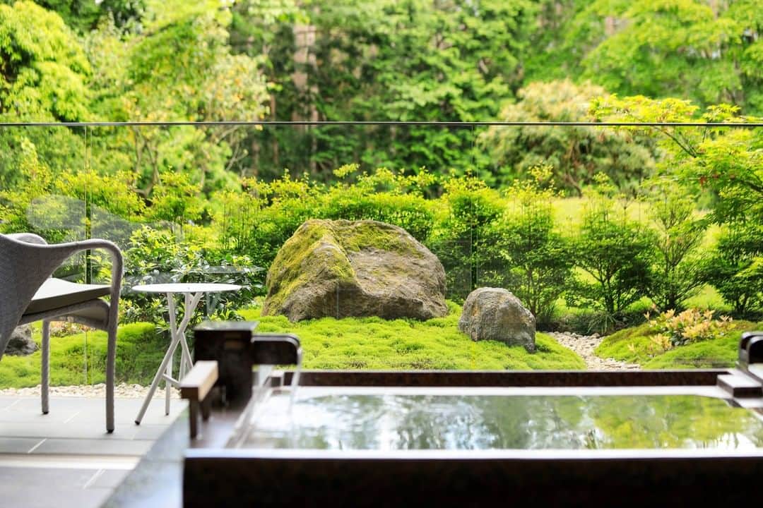 Relux | リラックスさんのインスタグラム写真 - (Relux | リラックスInstagram)「【緑の中にたたずむスモールラグジュアリーホテル】 . 📍THE HIRAMATSU HOTELS ＆ RESORTS 仙石原 / 神奈川県  客室内の源泉掛け流しの温泉、数々の名画に囲まれたダイニングで堪能する料理ーー。 非日常の「極み」をお届けします。  箱根の自然を表現した季節感あふれる味わい。そして、贅を尽くした料理と温かなおもてなし。 極上のひとときをご体感いただけます。 . @hiramatsuhotels_resorts_sengok . #thehiramatsuhotelsandresorts #神奈川県 #ザひらまつホテルズアンドリゾーツ仙石原 #ひらまつ #神奈川旅行 #箱根旅行 #箱根観光 #仙石原 #露天風呂付き客室 #おうち時間 #おうちで旅体験 #国内旅行 #週末旅 #週末旅行 #大人の休日 #記念日旅行 #誕生日旅行 #温泉旅行 #旅館 #温泉旅館 #ホテル #ラグジュアリーホテル #リゾート #リゾートホテル #旅スタグラム #旅行好きな人と繋がりたい #unknownjapan #japantravelphoto」5月14日 19時30分 - relux_jp