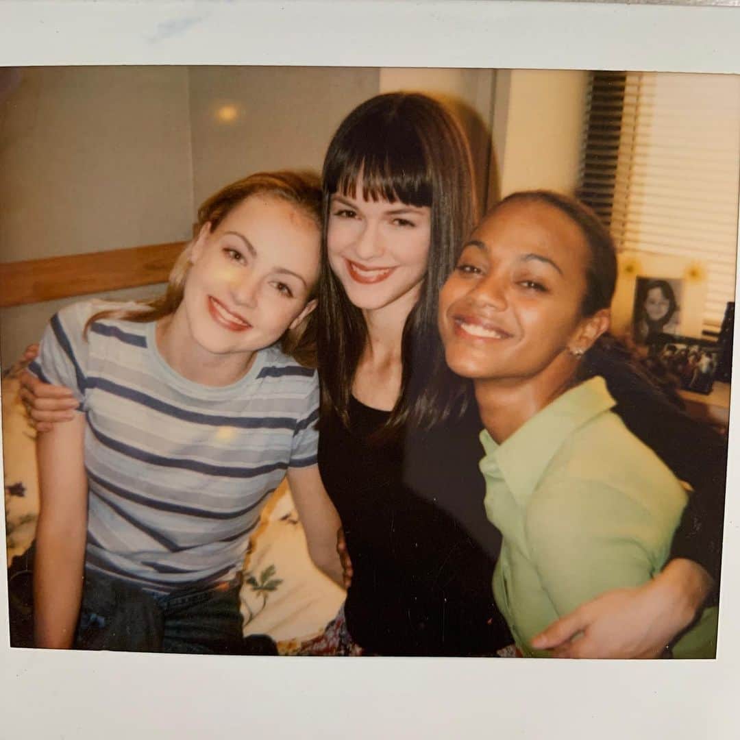 のインスタグラム：「These two women set the bar impossibly high as far as costars go. @zoesaldana & @mssusanmaypratt: How lucky was I to spend the most wonderful summer “working” with you two 20 years ago. • • • #TBT #centerstage」