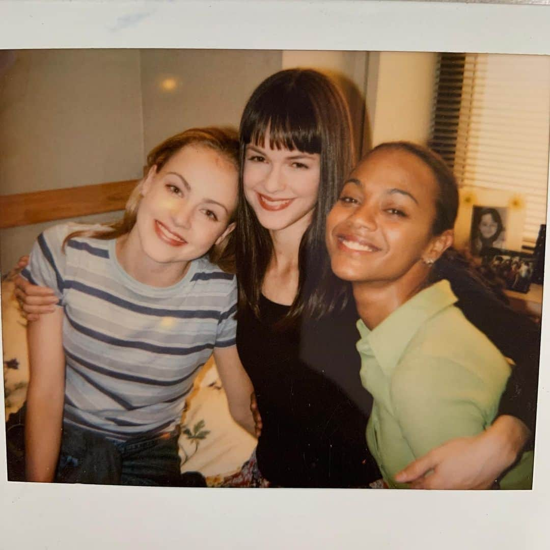 アマンダ・シュルのインスタグラム：「These two women set the bar impossibly high as far as costars go. @zoesaldana & @mssusanmaypratt: How lucky was I to spend the most wonderful summer “working” with you two 20 years ago. • • • #TBT #centerstage」