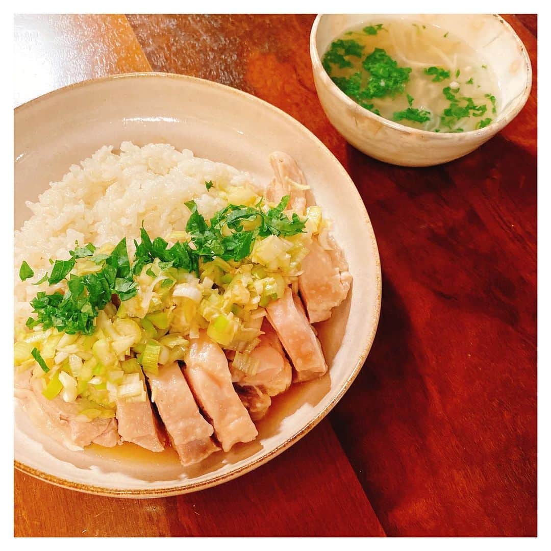 鈴木紗理奈さんのインスタグラム写真 - (鈴木紗理奈Instagram)「今日の晩ご飯は カオマンガイとタイ風スープです。 タイ料理大好き‼︎ どちらもバルコニーから採れたての大葉と共にいただきます。 チキン料理の中でカオマンガイが1番好きかも‼︎めちゃめちゃ美味しいよ。 試してみてね。  苦手な【recipe】です。はいどーぞ‼︎ ●カオマンガイ A（メイン） お米、酒、ナンプラー、鶏がらスープ、おろしにんにく、おろししょうがに鶏肉とネギの青い部分を入れてご飯を炊く。 B（ソース） ネギ一本みじん切り、お酒、ナンプラー、鶏がらスープ、砂糖、すりおろししょうが、オイスターソース、レモン、ごま油でレンジでチン。 ソースをかけて出来上がり 今日は大葉を後からかけたけど混ぜた方がいい気がするよ‼ ●スープ 豚ミンチ、玉ねぎ、生姜千切り、春雨、お酒、ナンプラー、鶏がらスープ、 ︎ #stayhome #おうち時間  楽しもう  #munehiroキッチン #紗理奈流dining」5月14日 19時49分 - munehirovoice