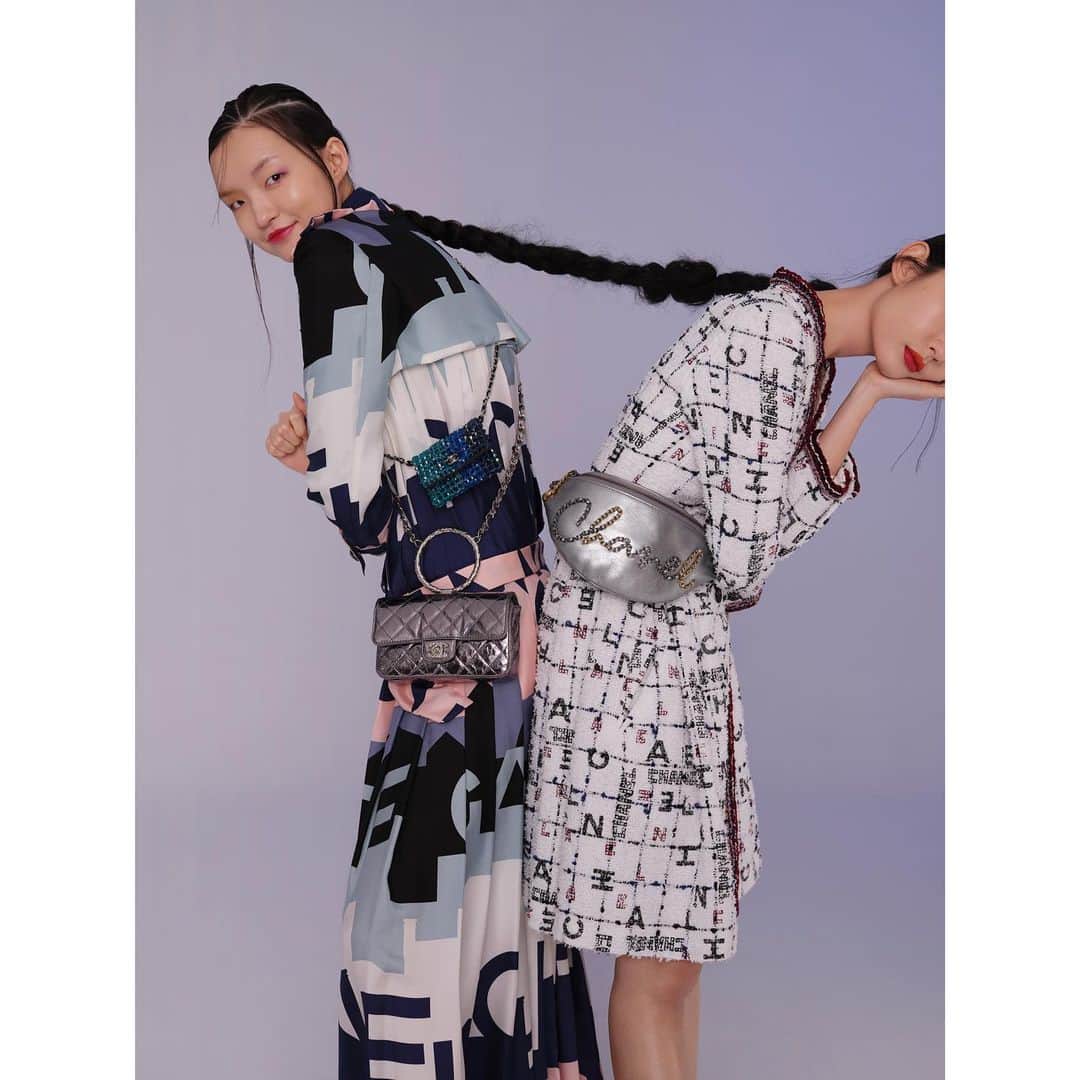 Vogue Taiwan Officialさんのインスタグラム写真 - (Vogue Taiwan OfficialInstagram)「#VogueCreative @Chanelofficial 　CHANEL 19全新色美麗爆擊！  和1955年推出的2.55包款相同，CHANEL 19同樣以包款誕生的年代命名！在設計上，這自經典而生的新經典，細節與元素上延續了香奈兒的DNA，尺寸更是變化多種，連輕巧俏麗的腰包也有，堪稱是小香迷絕對要入手的夢幻逸品。 #HandbagCHANEL19 #CHANELSpringSummer  Photographer：Chen Chi Make up: Sandy Chen Hair:Marvin Stylist:Vanessa Yu Assistant:Jhen Jhen Wang Model:VanessaPan(Catwalk)、Jessica(GGGG Agency) . ✒️ #princessA」5月14日 19時48分 - voguetaiwan
