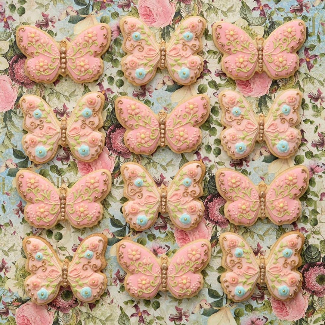 KUNIKAさんのインスタグラム写真 - (KUNIKAInstagram)「Floral butterflies bring spring breeze and happiness... 🌸﻿ Special cookies for Terumi chan💐﻿ Thank you so much and congratulations! ﻿ ﻿ ﻿ #artofkunika #sugarcookies #decoratedcookies #cookieart #decoratedsugarcookies #royalicing #royalicingcookies #cookiedecorating #customcookies #cookiesofinstagram #cookiedesign #cookieartist #instacookies #art #design #butterfly #butterflies #糖霜餅乾 #糖霜曲奇 #아이싱쿠키 #아이싱 #アイシングクッキー」5月14日 19時42分 - _kunika_