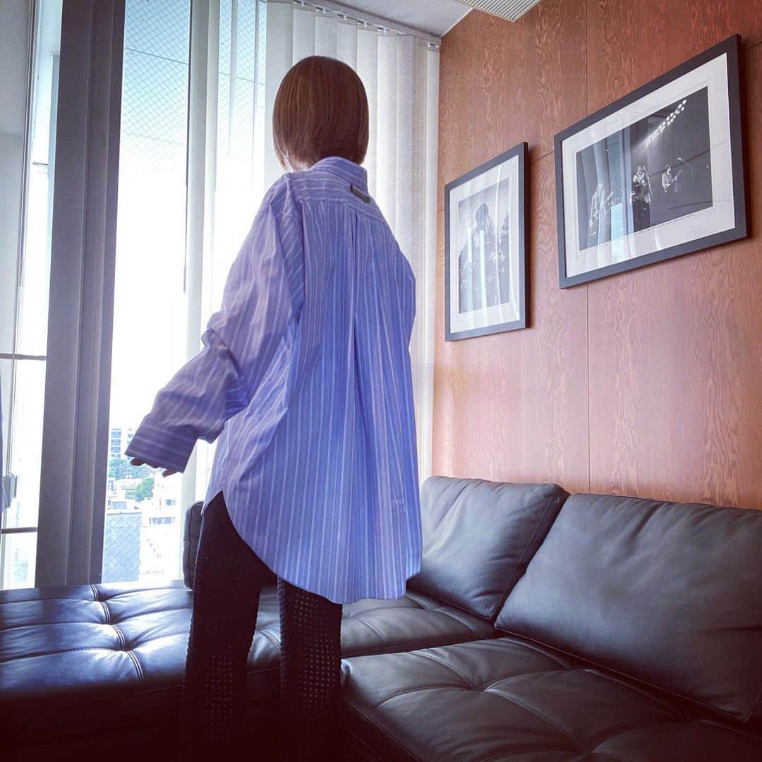 澤田友美さんのインスタグラム写真 - (澤田友美Instagram)「. シャツのデザインがよすぎて、買ったストライプのシャツ🤩✨ メンズだけど、女性が着ると丈感が丁度いいの😁 めちゃめちゃおすすめこのシャツ😍 . @5525gallery のもので @firsthand_aoyama 別注のものだよ☺️ カーキと無地のブルーと迷った。 . . . 彼シャツ的な？by もーりぃ@morihatayuta」5月14日 19時42分 - tomomi__sawada