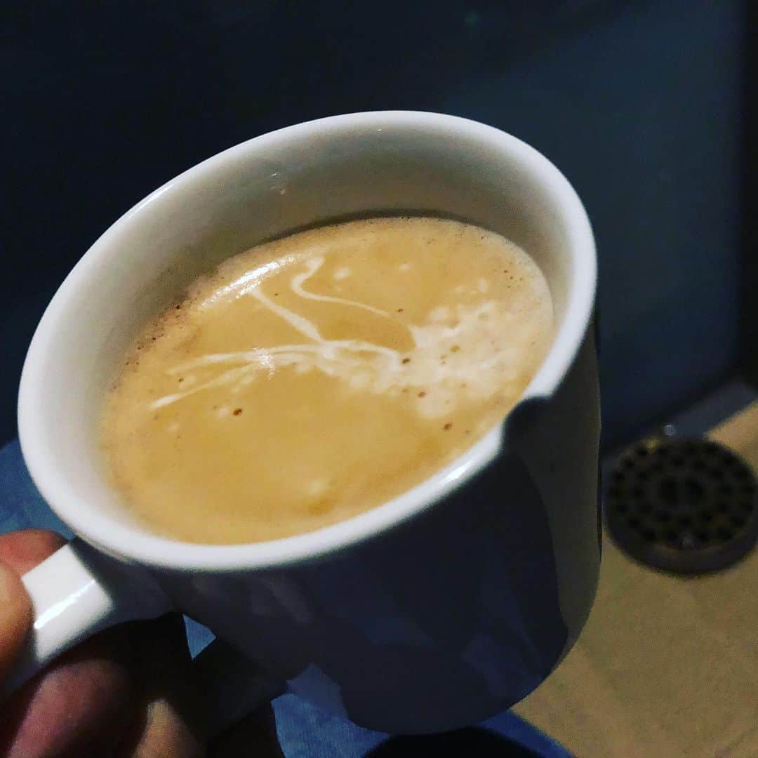 のインスタグラム：「1人増え、1人減り、誰もいなくなったのでテーブルを片付けて1人コーヒータイム。 遠く車の走る音。 蚊取り線香のにおい。 部屋から聞こえるちびの声。 餃子とビールで作られたゲップ。 かすかに光の残る空。 最高。 コーヒーはこういう飲み物だ。」