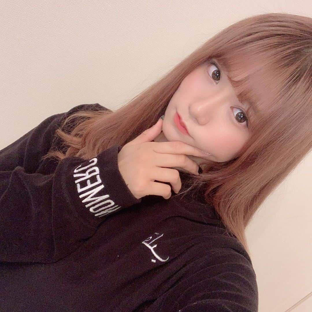 星名美怜さんのインスタグラム写真 - (星名美怜Instagram)「♥♥♥﻿ .﻿ #エビ中の動画とか﻿ ﻿ エビ中公式Twitterにて﻿ エビ中の一品という企画でわたしは﻿ CNPのプロポリスアンプルミストを紹介してます♥﻿ ﻿ 大好きな愛用品への愛を語ってますー﻿ 効果や、使い方などなど ぜひぜひ見てねっ！﻿ ﻿ そして本日も﻿ 23:30〜 tvk#関内デビル﻿ みんな見てね😈♥﻿ .﻿ #mireinsta﻿ #星名美怜﻿ ﻿ #エビ中の動画とか﻿ #cnp #cnplaboratory #cnpbeauty #cnpプロポリスアンプルミスト #韓国コスメレビュー」5月14日 19時43分 - hoshina_mirei_official