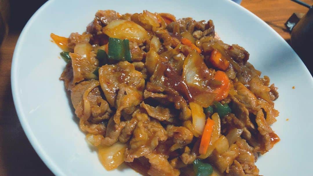 長田成哉のインスタグラム：「豚のコチュジャン炒め 鶏皮とネギの味噌汁 「米」 以上。 #個人的な自炊の記録」