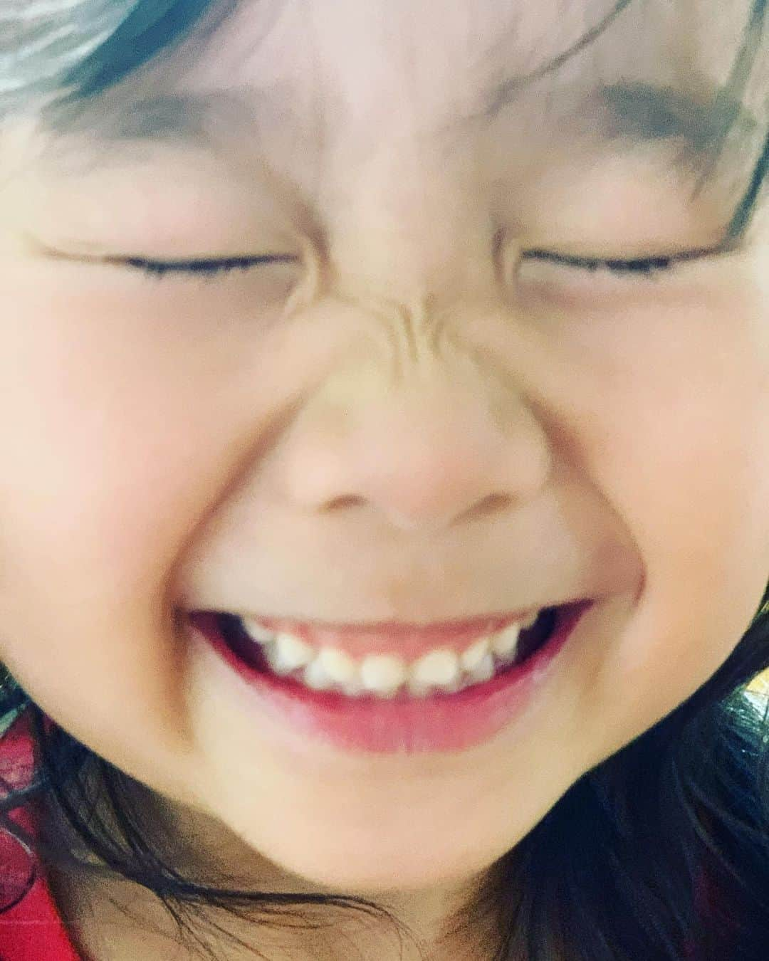 伊藤孝恵さんのインスタグラム写真 - (伊藤孝恵Instagram)「私がトイレに入ると追いかけてくる5歳。もーやめてよー！と言うと、だってーママのトイレ、リンゴの匂いするんだもーん🍎と。んな訳あるかーい。 尿が🍏。昭和のアイドルっぽいやないかーい。  #🍎 #🍏 #トイレあるある #んなわけない #昭和のアイドル #くっつき虫 #トイレも一緒  #もぉ #りんごの香り #5歳女子 #元気の源 #愛娘 #stayhome #staysafe #stayalive #お家時間 #参議院議員 #国民民主党  #2児の母 #育児中 #女の子ママ #ワーママ #Domani #ドマーニ #domanist  #伊藤たかえ #伊藤孝恵」5月14日 19時57分 - itotakae