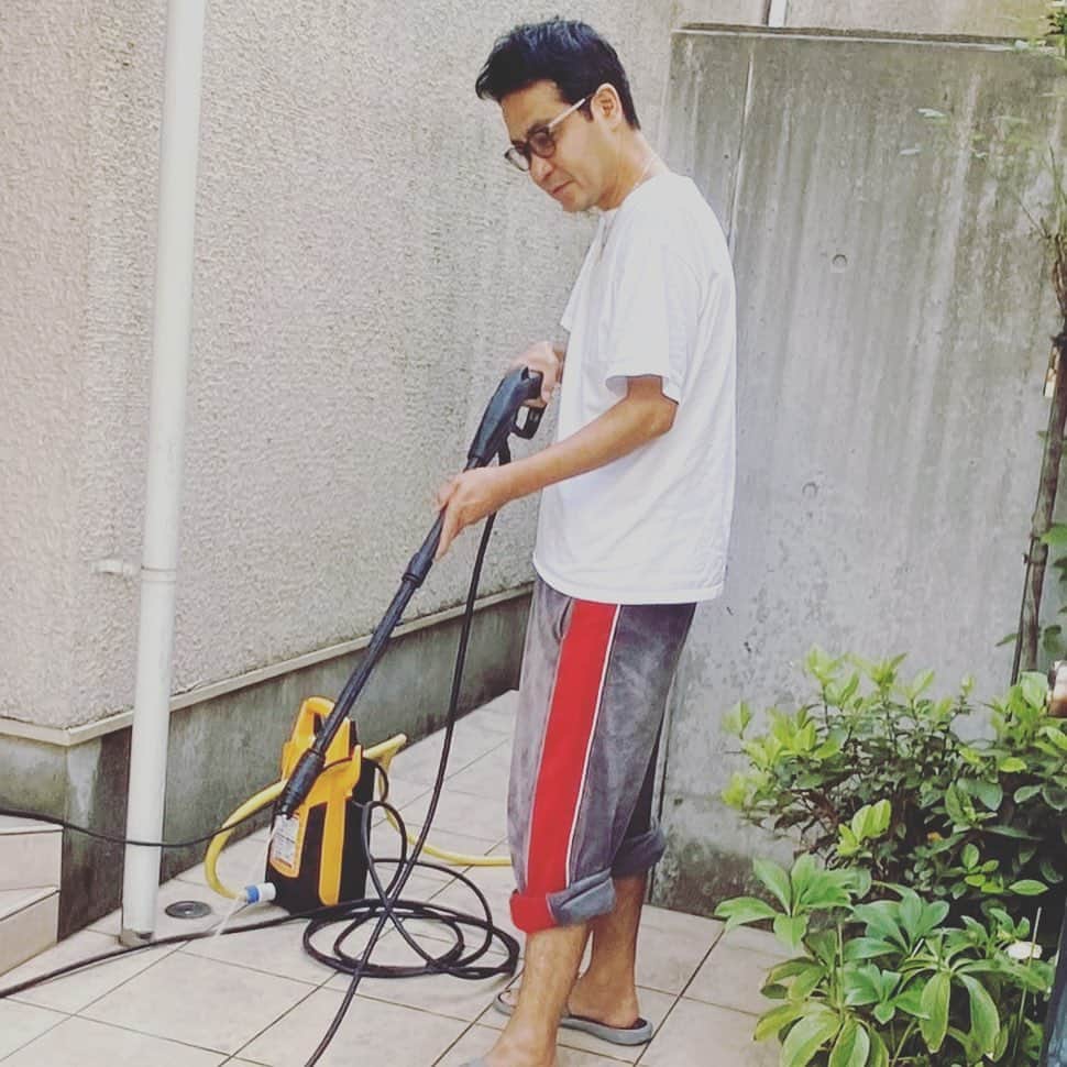 中山秀征さんのインスタグラム写真 - (中山秀征Instagram)「高圧洗浄機で玄関掃除。 なかなか落ちない汚れが綺麗に‼️ 天気もよくて、水鉄砲で遊んでいる子供のようになってしまいました。意外と楽しいね笑‼️」5月14日 19時57分 - hidechan0731