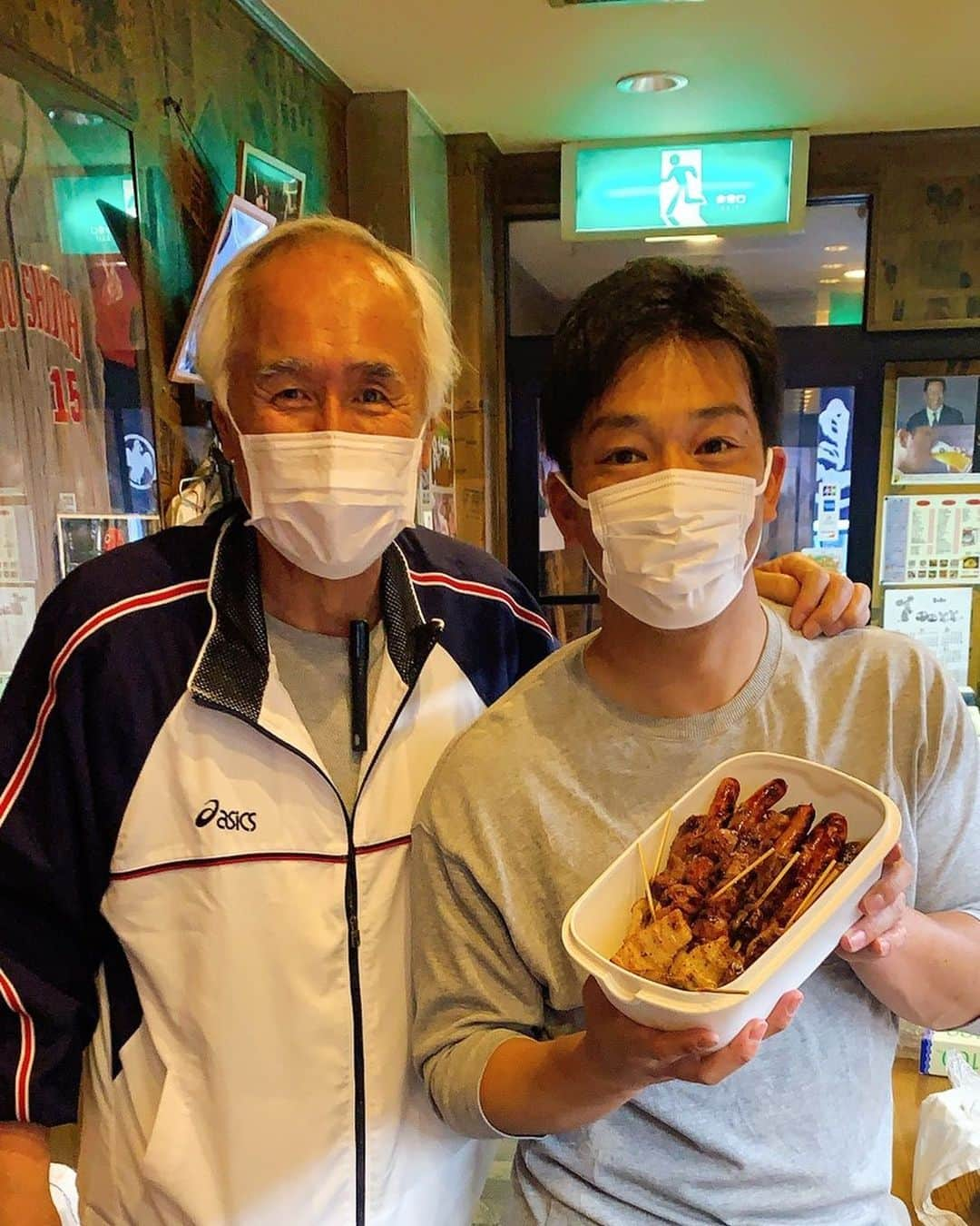 天谷宗一郎さんのインスタグラム写真 - (天谷宗一郎Instagram)「監督のお店『カープ鳥きのした』さんでテイクアウトをお願いしました♪ 家で食べても美味しかったけど、早く焼きたてをお店で食べたい！！ #カープ鳥きのした  #監督 #木下富雄 さん #ありがとうございます #容器は持参 #天谷宗一郎」5月14日 19時57分 - soichiroamaya