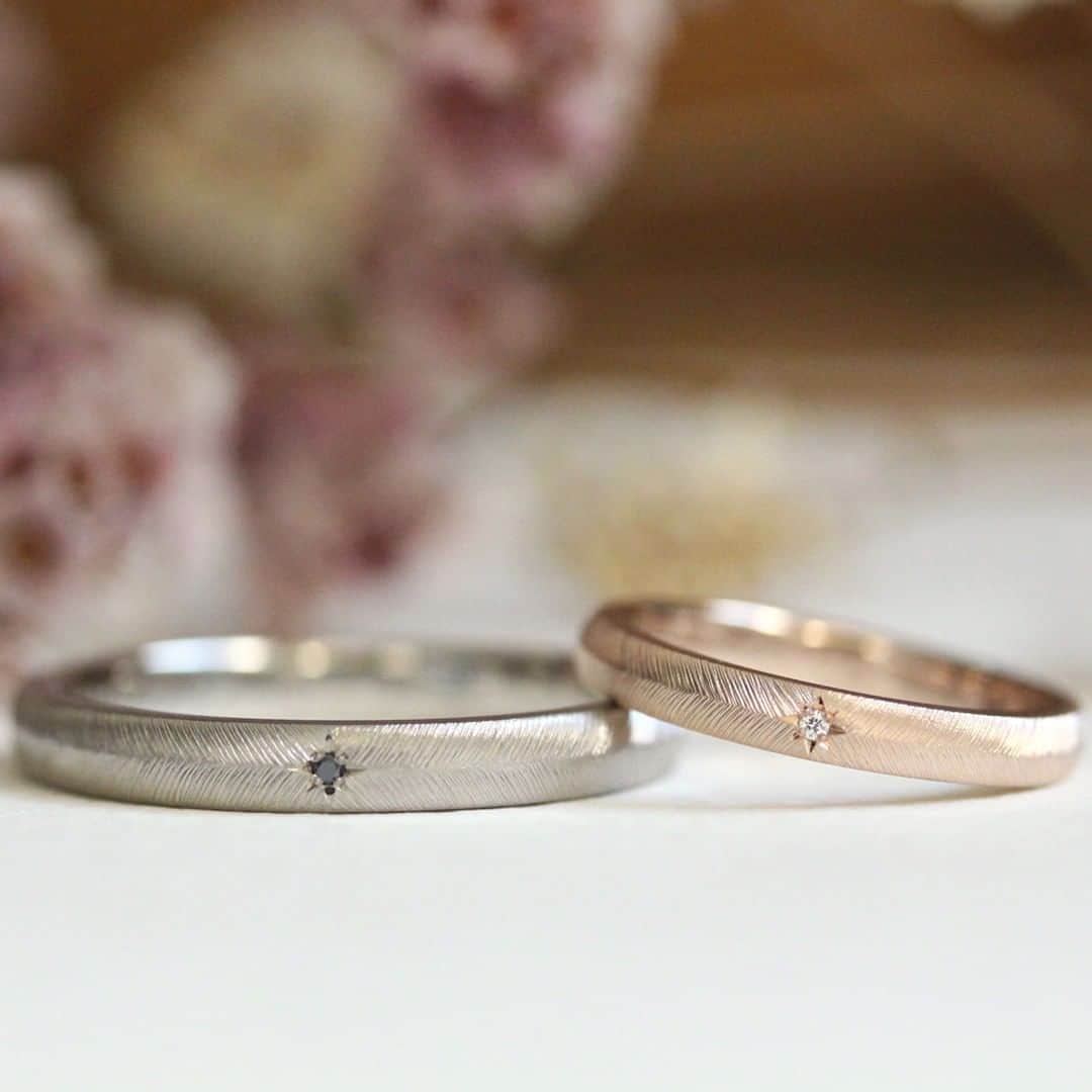 ith / イズ オーダメイド結婚指輪さんのインスタグラム写真 - (ith / イズ オーダメイド結婚指輪Instagram)「お揃いのデザインなのに、 ガラリと雰囲気の異なる結婚指輪です。  男性はホワイトゴールドに ブラックダイヤモンドの組み合わせ。  女性はピンクゴールドに クリアなダイヤモンドを。  羽をモチーフとした《ピウマ》に それぞれのダイヤモンドが輝く 特別感たっぷりの仕上がりです。 . . ▽ 指輪について 結婚指輪(男性)：ピウマ K18：145,000円〜 . 結婚指輪(女性)：ピウマ K18PG：140,000円〜 . .  公式ハッシュタグ🤳✨ #イズマリッジ . . 【オンラインアトリエOPEN】 お二人それぞれのご自宅にいながら 指輪のオーダーメイドができる、 ithのオンライン相談が始まりました💻 → 詳細はプロフィールのURLにて🔗 . . #マリッジリング #エンゲージリング #結婚指輪 #婚約指輪 #カスタマイズ #指輪 #ダイヤモンドリング #婚約 #プレ花嫁 #ナチュラルウェディング #結婚指輪探し #指輪選び #指輪探し #結婚指輪選び #ブラックダイヤモンド #ペアリング #プロポーズ #特別感　 #オーダーメイドリング #結婚指輪オーダー #ゴールドリング #パーソナライズ #結婚準備 #花嫁  #カラーストーン #2020秋婚 #2020冬婚 #2021春婚」5月14日 19時50分 - ith_marriage