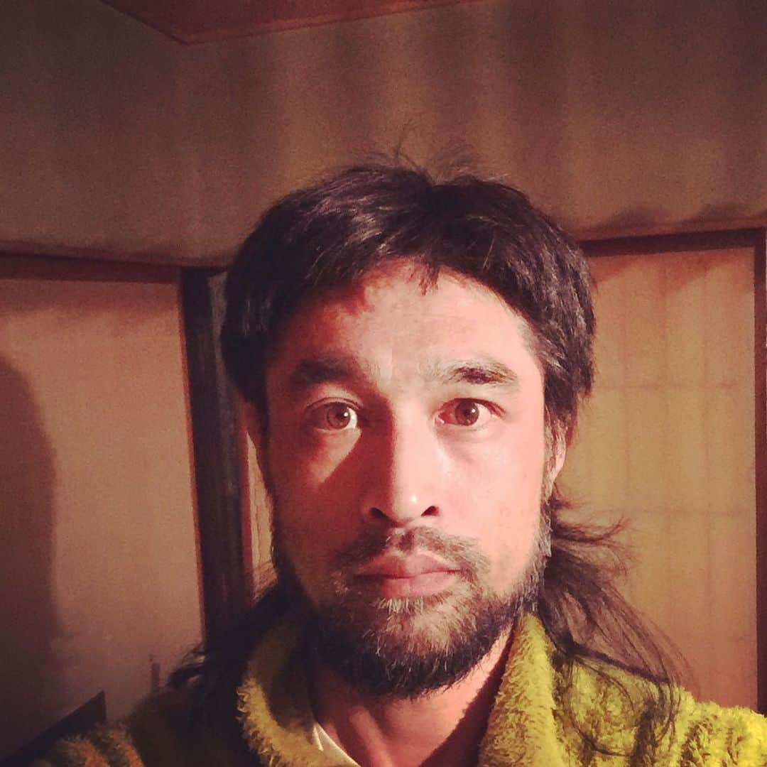 のインスタグラム：「かれこれ10日前くらいに自分で髪切った。町内の竹谷家長女のウルフカットby母が格好良いので影響されてみた。80年代とデビットボウイとハードロックとヤンキースピリット。かなり適当にザクザクとハサミ入れるだけで維持できて楽。手首の髪ゴムから解放されたイェイ。」