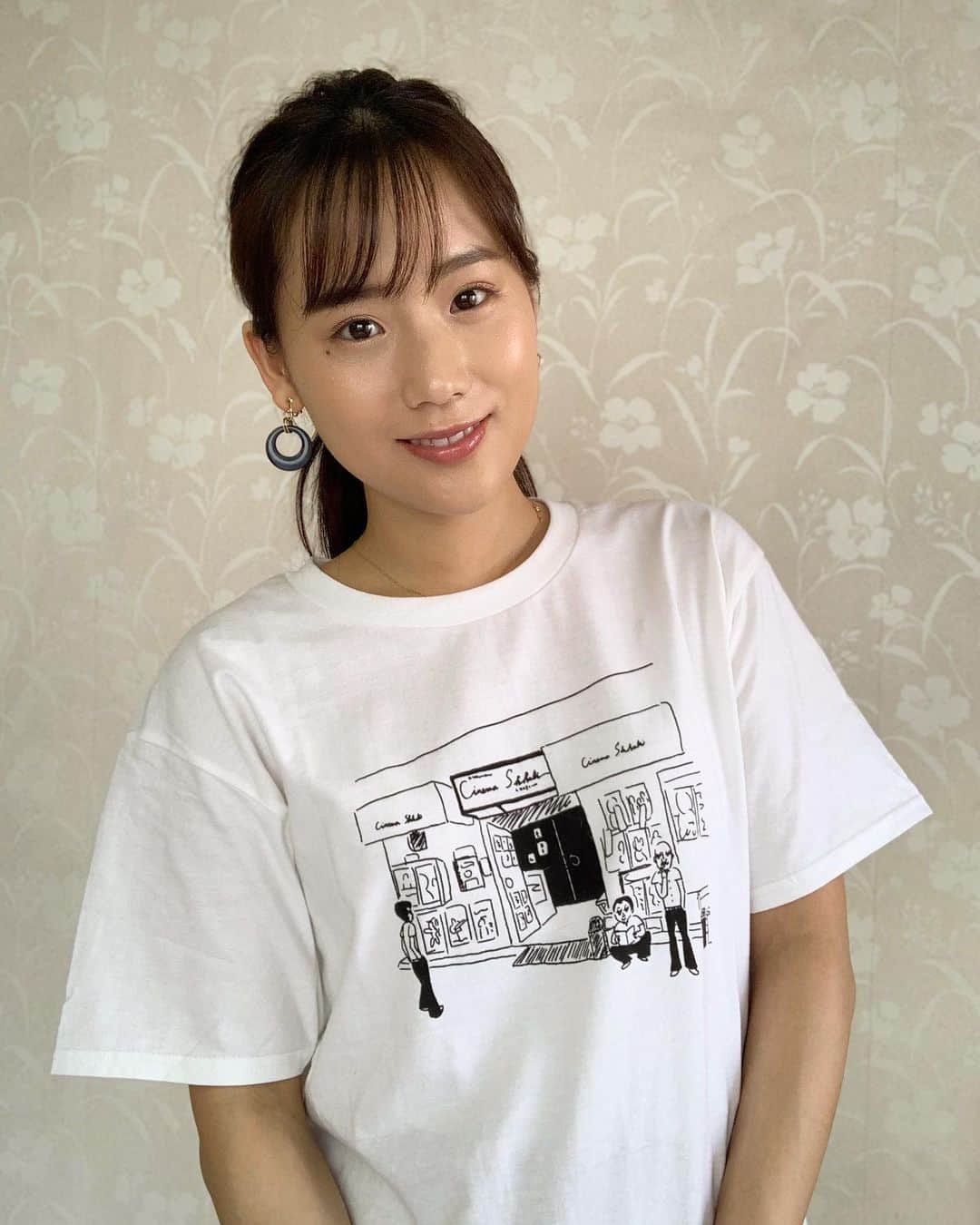 秋山ゆずきのインスタグラム：「. . #シネマスコーレ × #音楽  の コラボTシャツ✨ 上田監督も買ったらしい🙆‍♀️ 可愛いこのTシャツきて 早く外を歩きたいな . . #stayhome」