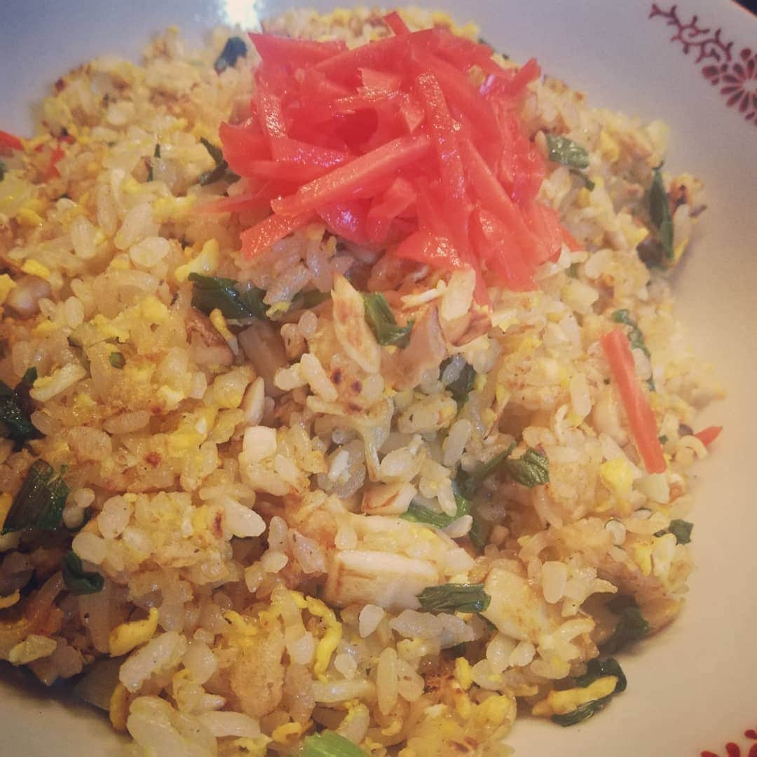 松本隆博のインスタグラム：「。 美味すぎて、思わず、 パラパラを踊りたい位 に、パラパラの炒飯の 出来上がり～(^-^) お茶碗1杯強のご飯でも エリンギと…シーフードヌードル で超大盛りになりましたー ( ﾟ∀ ﾟ)(^-^)」