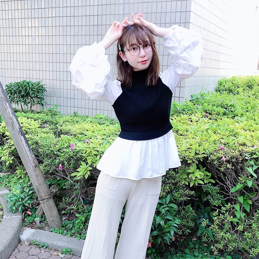 木村ミサさんのインスタグラム写真 - (木村ミサInstagram)「👗﻿ ﻿ ﻿ おうちでも気分をあげるために﻿ 新しく買った服を着て過ごしてます﻿ お店行けないからEC無限に見ちゃう、、、🌷﻿ ﻿ tops @fifth_store ﻿ ﻿ 裾と袖のガーリーさがたまらん、、！﻿ 私は骨盤が出てるので﻿ こういうペプラムトップスはスタイルアップしてくれるのでありがたい👗﻿ ﻿ 1枚でかわいい服着るだけでテンション上がるね🤍﻿ ﻿ ﻿ ﻿ #fifth﻿ #fifthtl #outfit #低身長コーデ ﻿ #フィフス　﻿ #おうち時間 #おうちコーデ #コーデ #shwf #春コーデ #ボリュームスリーブドッキングニット #오오티디﻿」5月14日 19時59分 - misaxmas
