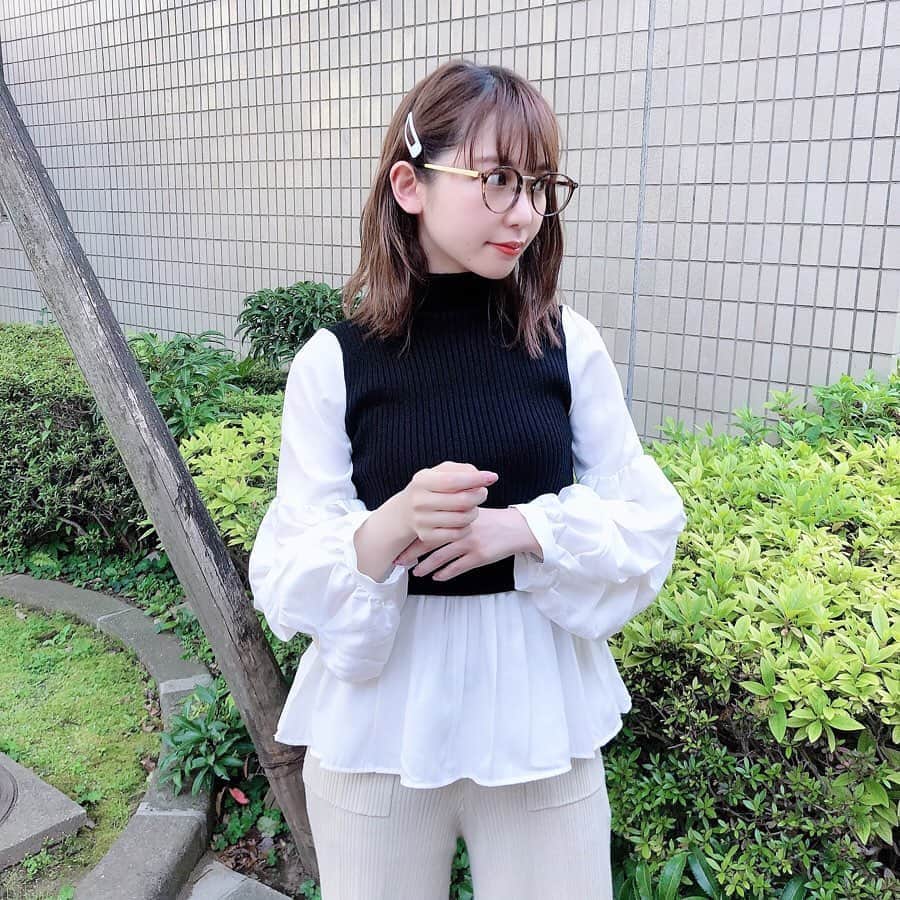 のインスタグラム：「👗﻿ ﻿ ﻿ おうちでも気分をあげるために﻿ 新しく買った服を着て過ごしてます﻿ お店行けないからEC無限に見ちゃう、、、🌷﻿ ﻿ tops @fifth_store ﻿ ﻿ 裾と袖のガーリーさがたまらん、、！﻿ 私は骨盤が出てるので﻿ こういうペプラムトップスはスタイルアップしてくれるのでありがたい👗﻿ ﻿ 1枚でかわいい服着るだけでテンション上がるね🤍﻿ ﻿ ﻿ ﻿ #fifth﻿ #fifthtl #outfit #低身長コーデ ﻿ #フィフス　﻿ #おうち時間 #おうちコーデ #コーデ #shwf #春コーデ #ボリュームスリーブドッキングニット #오오티디﻿」