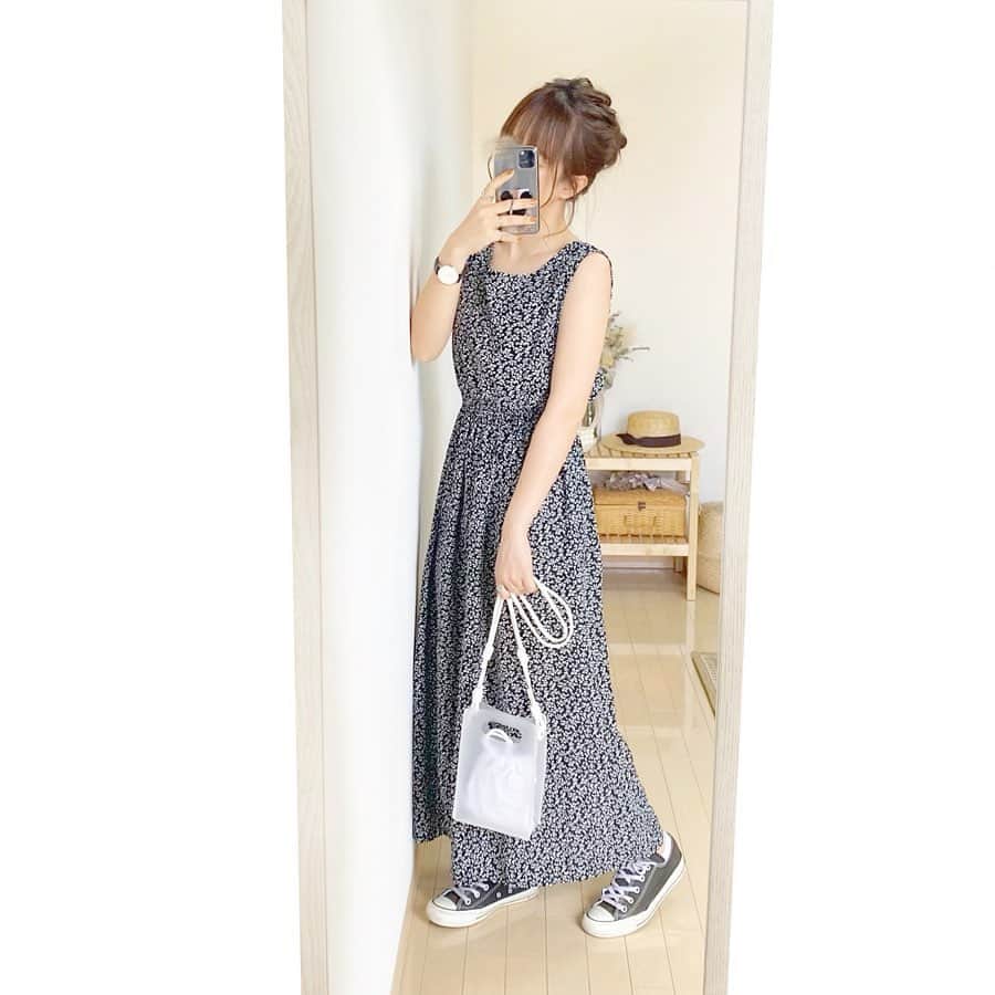 のインスタグラム：「ㅤㅤㅤㅤㅤㅤㅤㅤㅤㅤㅤㅤㅤ ㅤㅤㅤㅤㅤㅤㅤㅤㅤㅤㅤㅤㅤ ㅤㅤㅤㅤㅤㅤㅤㅤㅤㅤㅤㅤㅤ #ootd ㅤㅤㅤㅤㅤㅤㅤㅤㅤㅤㅤㅤㅤ WEARに載せてたけどインスタ載せ忘れ🙇‍♀️💦 ㅤㅤㅤㅤㅤㅤㅤㅤㅤㅤㅤㅤㅤ むちむち腕はスルーしてください😂☜ ㅤㅤㅤㅤㅤㅤㅤㅤㅤㅤㅤㅤㅤ 去年も着てた @fifth_store の #リーフ柄ロングワンピース 👗 ㅤㅤㅤㅤㅤㅤㅤㅤㅤㅤㅤㅤㅤ 赤色だったけど黒もほしくなって色違いを🤭笑 ㅤㅤㅤㅤㅤㅤㅤㅤㅤㅤㅤㅤㅤ このワンピース本当1枚でさっと着れるし ちょっとスーパーいくのとかコンビニとか 配達の人来たときとか☜ さっさっと着替えれるので愛用してる( ˙༥˙ )🤎笑 ㅤㅤㅤㅤㅤㅤㅤㅤㅤㅤㅤㅤㅤ ㅤㅤㅤㅤㅤㅤㅤㅤㅤㅤㅤㅤㅤ お団子はこの前載せたやり方です👒" ㅤㅤㅤㅤㅤㅤㅤㅤㅤㅤㅤㅤㅤ −−−−−−−−−−−−−−−−−−−−−−−−−−−−−−−−−−−−−−−−−−−−−− ❤︎ one-piece : #fifth ¥2739 ❤︎ bag : #editsheen ¥5269 ❤︎ outer : #fifthtl ¥5159 −−−−−−−−−−−−−−−−−−−−−−−−−−−−−−−−−−−−−−−−−−−−−− ㅤㅤㅤㅤㅤㅤㅤㅤㅤㅤㅤㅤㅤ バッグは @editsheen_store の  #巾着付きマットpvcスマホバッグ 👜 ㅤㅤㅤㅤㅤㅤㅤㅤㅤㅤㅤㅤㅤ スクエアのバッグめちゃすきでブラックとブラウン もってるけど 夏に使えそうなクリアがたまらんです🤭☜ ㅤㅤㅤㅤㅤㅤㅤㅤㅤㅤㅤㅤㅤ ㅤㅤㅤㅤㅤㅤㅤㅤㅤㅤㅤㅤㅤ 今日もみてくださってありがとうございました🩰💕 ㅤㅤㅤㅤㅤㅤㅤㅤㅤㅤㅤㅤㅤ ㅤㅤㅤㅤㅤㅤㅤㅤㅤㅤㅤㅤㅤ #ワンピースコーデ#はるコーデ#エディットシーン#バッグ#低身長コーデ#フィフス#bag#カジュアル#ワンピース#おうちコーデ#おうち時間#shfw #harucd ㅤㅤㅤㅤㅤㅤㅤㅤㅤㅤㅤㅤㅤ」