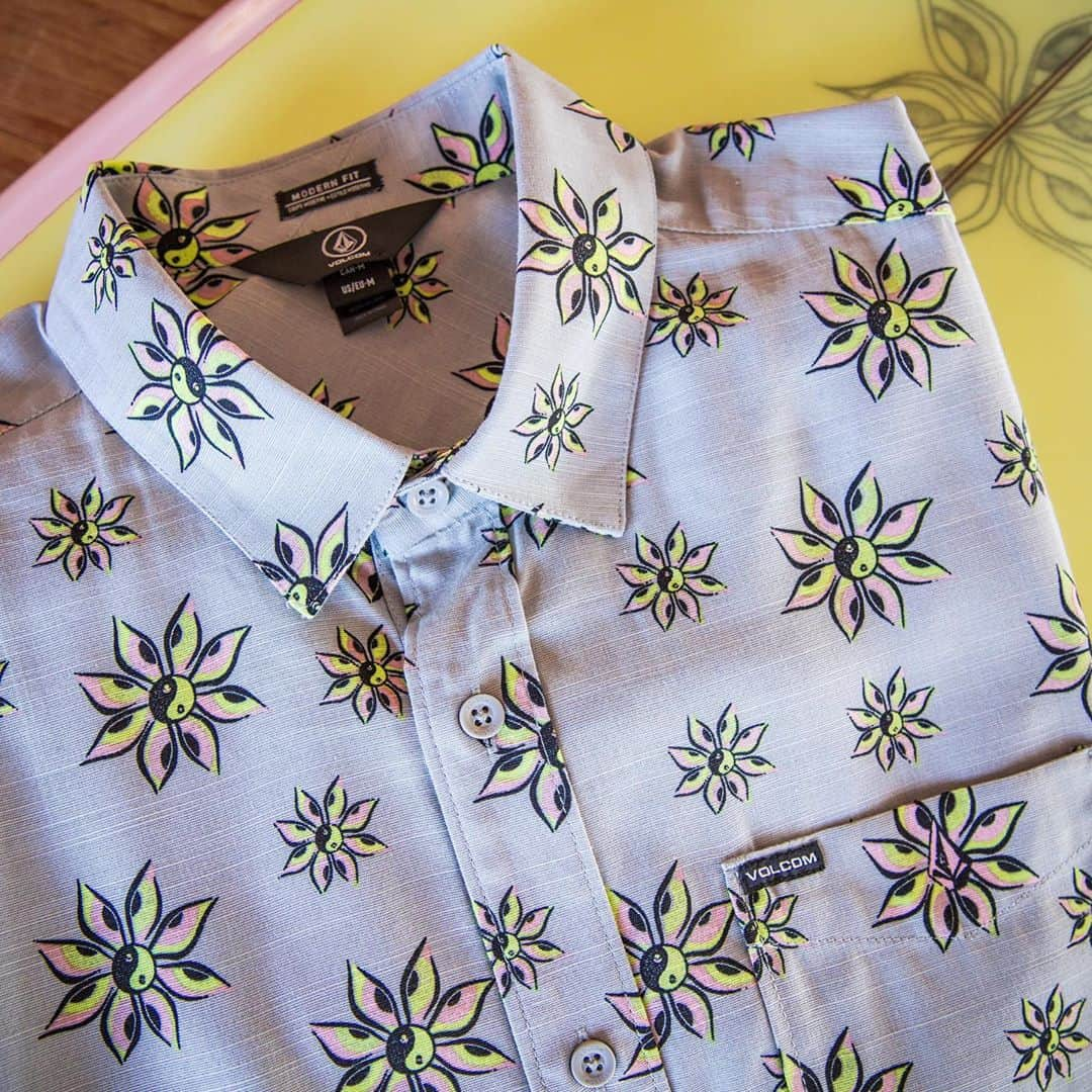 VolcomJapanさんのインスタグラム写真 - (VolcomJapanInstagram)「The Burch Bloom SS shirt🌴☀️、ライアンバーチの実験、「Unparalleled Minds of a Parallel Universe」。 サーフィンの伝説であるライアンバーチのオリジナルアートワークのディテールが施された、このモダンなフィット感のあるシャツにその心が脈々と流れる！📲 Tap To Shop !! volcom.jp #TrulyDefined #TrueToThis #volcomjapan #volcom #ボルコム @volcom X @bobbersandsinkers」5月14日 20時00分 - volcomjapan