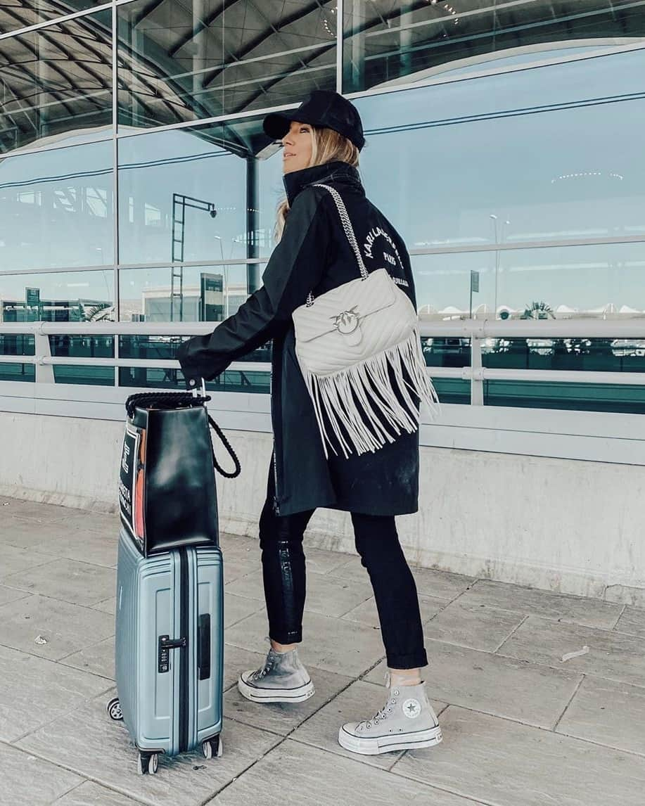 PINKOさんのインスタグラム写真 - (PINKOInstagram)「Dreaming about your next journey? Don’t stop planning – and get inspired by @claudiasorianomunoz on-the-go look featuring the #LoveBag Puff Fringes! #PINKO #SS20 #PINKOLove #PINKOStars」5月14日 20時02分 - pinkoofficial