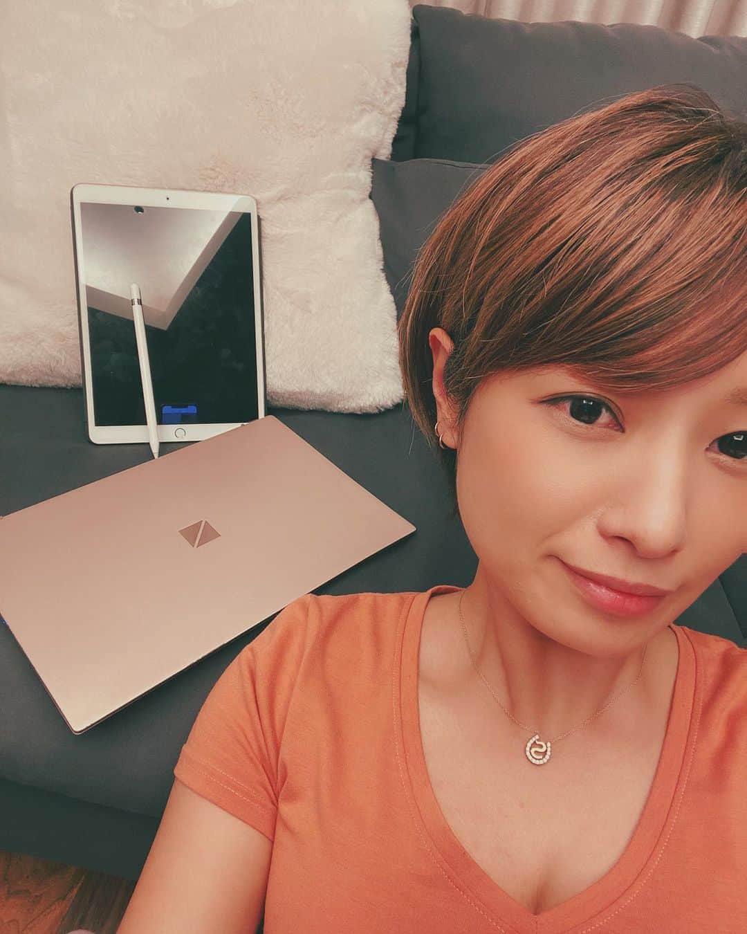 彩海のインスタグラム：「. . WEBミーティング終了。 . 今日はサイト運営をお願いしてる大親友とその同僚様に 色々教えてもらって凄く勉強になりました。 1時間弱なのに有意義すぎた時間。 本当感謝。 . . よく質問頂く、私が会社で使ってるPCは 💻NEC LAVIE Pro (フレアゴールド) 型番:PM750NAG . 何より軽くて優秀なの！ ゴールドの色も可愛い♡ 指紋認証ログインも⭕️ . . メモなどに使うのはipad/Apple Pencil 🍎 *Good Notes*っていうメモアプリを愛用してます！ . . 今はこの２つでお仕事スムーズに！ ちなみに会社で使う備品類は全部自分で選ぶよ！笑 . . 会社デスクでは資料作成用などに もう一台モニター接続してます！ . . 皆さま、本日もお仕事お疲れ様でした！！ . . . . #仕事#仕事術 #仕事終わり #ノートパソコン#働く女性 #働く女子 #仕事道具 #お仕事女子 #お仕事お疲れ様です #テレワーク #リモートワーク #コロナに負けるな」