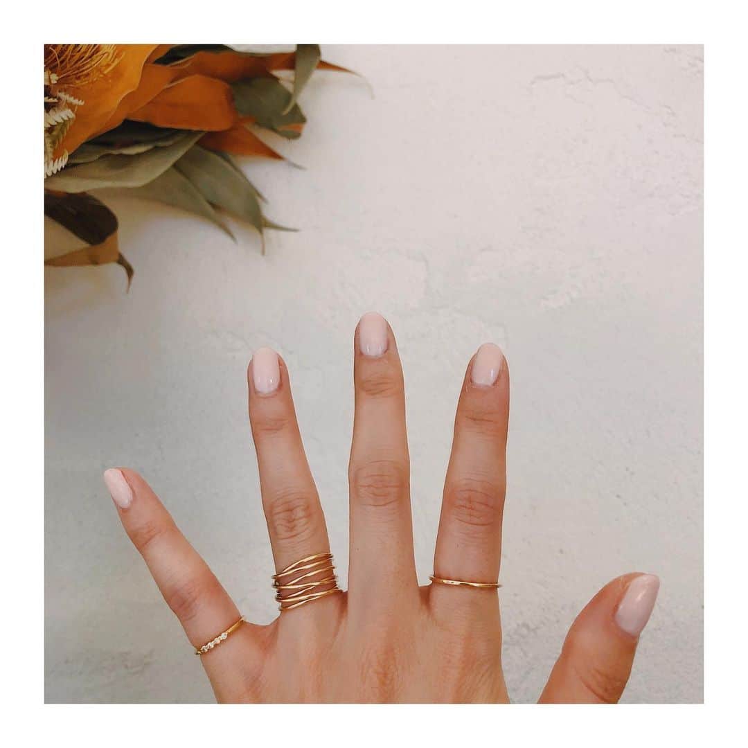 RisaWisteriaのインスタグラム：「またまた100均ネイル💅 2枚目にあるダイソーでかったやつねw 全然普通にいい感じ😂💗 足のネイルもあわせたよー✨  乾くの待つのがめんどくさいけど ポリッシュ久々やると懐かしくて楽しい気持ちになる🥰  3枚目はその前にやってた100均ネイル🥰  ジェルができるようになるまでのつなぎだしこれで充分〜✨ #nails#polish#100均#daiso」