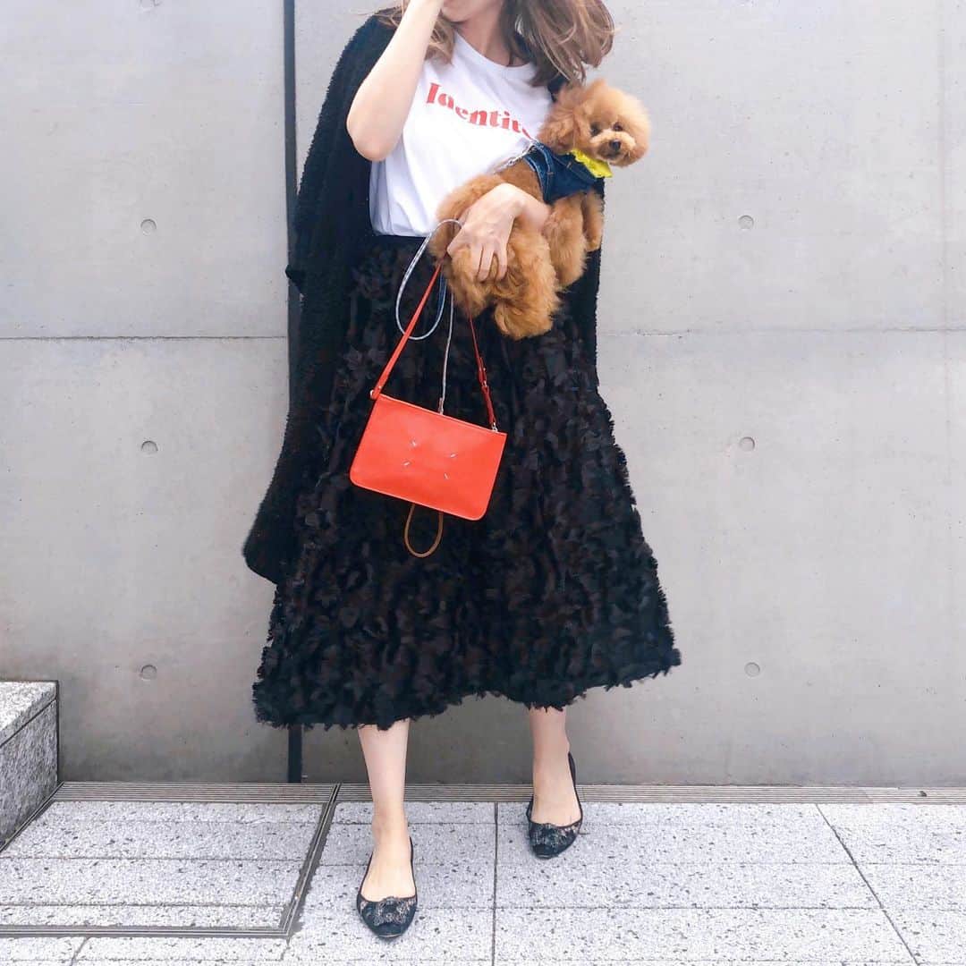 カオルコさんのインスタグラム写真 - (カオルコInstagram)「予防接種してきたよ🐶💉 今日はだっこだっこのKくん。 最近はいつもより一緒にいれて嬉しくてたまらない。  #fashion #drawer #maisonmargiela #manoloblahnik #kくん #doglover #igersjp #コーティネート」5月14日 20時14分 - ka_ruk_