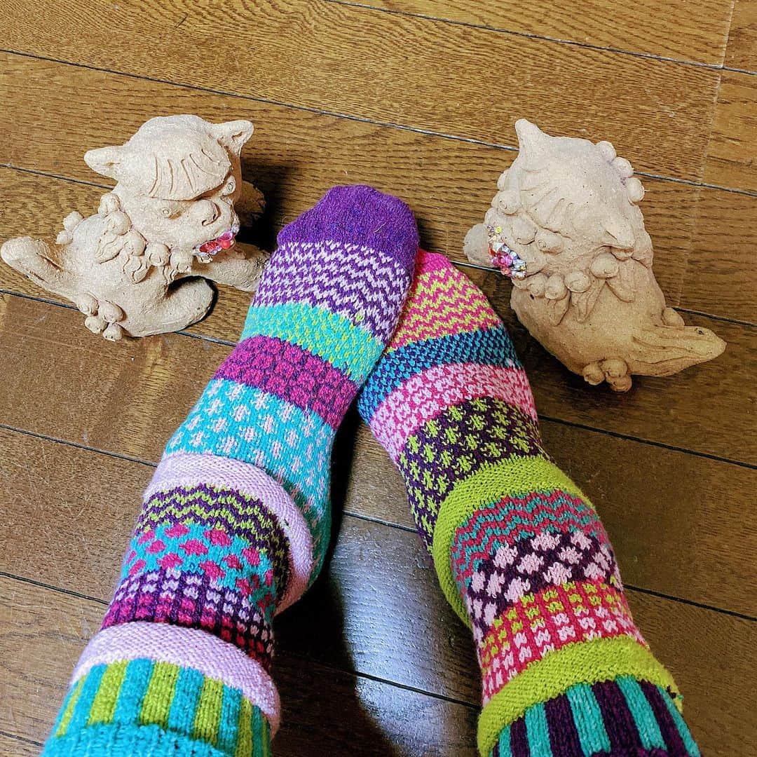 松尾たいこさんのインスタグラム写真 - (松尾たいこInstagram)「My favorite colorful socks and ceramic shisa I made😊カラフルなソックスと、私のオリジナルシーサー❤️ #japaneseartist #liveintokyo #myartwork  #japanesepotter #art #artoftheday  #art_spotlight #artsanity  #happyart #loveart #lovejapan #アート #陶器　#シーサー #ceramicart #socks #solmatesocks」5月14日 20時16分 - taikomatsuo