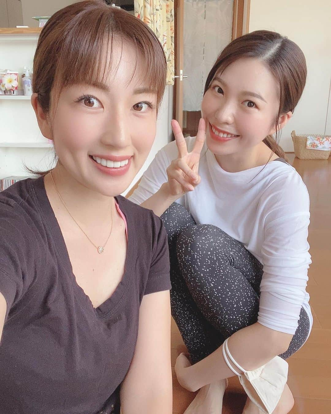 庄司ゆうこさんのインスタグラム写真 - (庄司ゆうこInstagram)「今日はzoomヨガ&パーソナルレッスンでした🧘‍♂️✨ 何気にこのネックレスとブレスレットと指輪、お揃いで随分前から付けてますが、どこのやつですか？って聞かれること多いのでタグ付けておきます✨ ポジティブスターヨガって会社名にするくらいスター好きなのでアクセサリーも星柄、Tシャツも星柄です。笑 そしてこの星柄Tシャツ、8年前の今日も着てました🤣 物持ち良すぎでしょ🤣笑 しかし私の顔きついねぇ、、🤣ママは今のほうが若いね^ ^ これは立ち上げ当初のスタジオです^_^ 今夜はくりや川でばらちらし❣️ ボリュームたっぷりで最高に美味しくて大満足🥰 #zoomヨガ#ポジティブスターヨガ#ヨガ#ヨガインストラクター#恵比寿ヨガ#くりや川#恵比寿鮨#鮨#寿司#テイクアウト#ばらちらし#大好物#アクセサリー#dior」5月14日 20時17分 - yuko.shoji