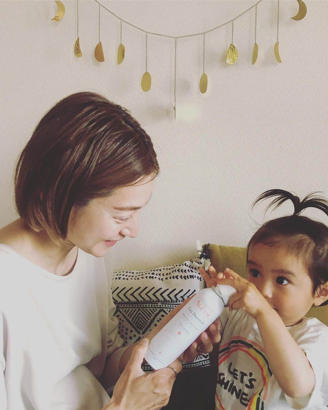 EMILY/BLUEさんのインスタグラム写真 - (EMILY/BLUEInstagram)「おうち時間でどんどん 美容時間にも磨きを😙♡ 普段のスキンケアの前に、プレ化粧水としてアベンヌウオーター @eauthermaleavenejapan をプシューっ。 そうすると、その後の化粧水やクリームの肌なじみがgood👍🏼“ 更にもっと楽しいスキンケアの時間は、シンシンとの大切なスキンシップタイム♡ 生後3ヵ月以降から使えるので、(アベンヌ温泉水100%のため使用可能👏🏼) バタバタするシンシンにも、スプレータイプなのでお風呂上がりに手軽にプシュー。 もう自分でやりたがるやりたがる🤣 今回調べてみて初めて知ったのですが、 アベンヌウオーターは南フランスにあるセベンヌ山脈麓のアベンヌ村にミネラルをたっぷり含みながらなんと！50年以上も時間をかけ、地上に湧き出るアベンヌ温泉水を100％ボトリングしてるのだそう🤔 肌が健やかになると、女性はそれだけで幸せな気持ちになりますよね。 お腹は日々くるしいですが、肌の調子がいい日だと朝から気分はとっても最高です♡ #アベンヌウォーター #アベンヌ #ミスト化粧水 #美肌ケア #子育て #子育てグラム#coordinate #ootd #outfit #stayhome #kidsfashion #コーディネート #ファッション #ショートカット #ママファッション #ママコーデ #カジュアルコーデ #ショートヘア #マタニティコーデ #ナチュラルメイク #おうち時間  #1歳 #1歳10ヶ月 #こどものいる暮らし #キッズコーデ #男の子コーデ #Avene_PR」5月14日 20時17分 - emilybluejewelry0220