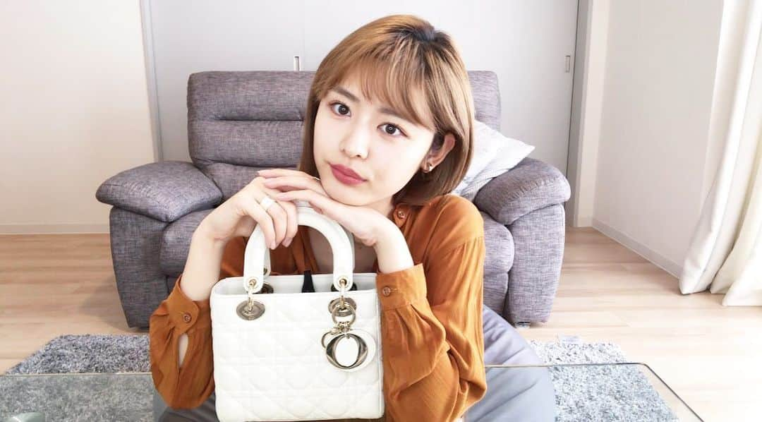 古畑星夏さんのインスタグラム写真 - (古畑星夏Instagram)「⠀ 最新のYouTubeは 『Wha's in my bag?』夏にお出かけするなら☀️？をテーマにバックの中身を紹介したよ🛍 ⠀ リップ、香りアイテム、お財布、ハイテクな日焼け止めなど😊 ⠀ プロフィールからYouTube飛べるので是非チェックしてね❤️ ⠀ リクエストもありがとう✨ 食べる動画シリーズも編集中なのでお楽しみに😋笑 ⠀ #YouTube#whatinmybag#夏」5月14日 20時19分 - starandsummer