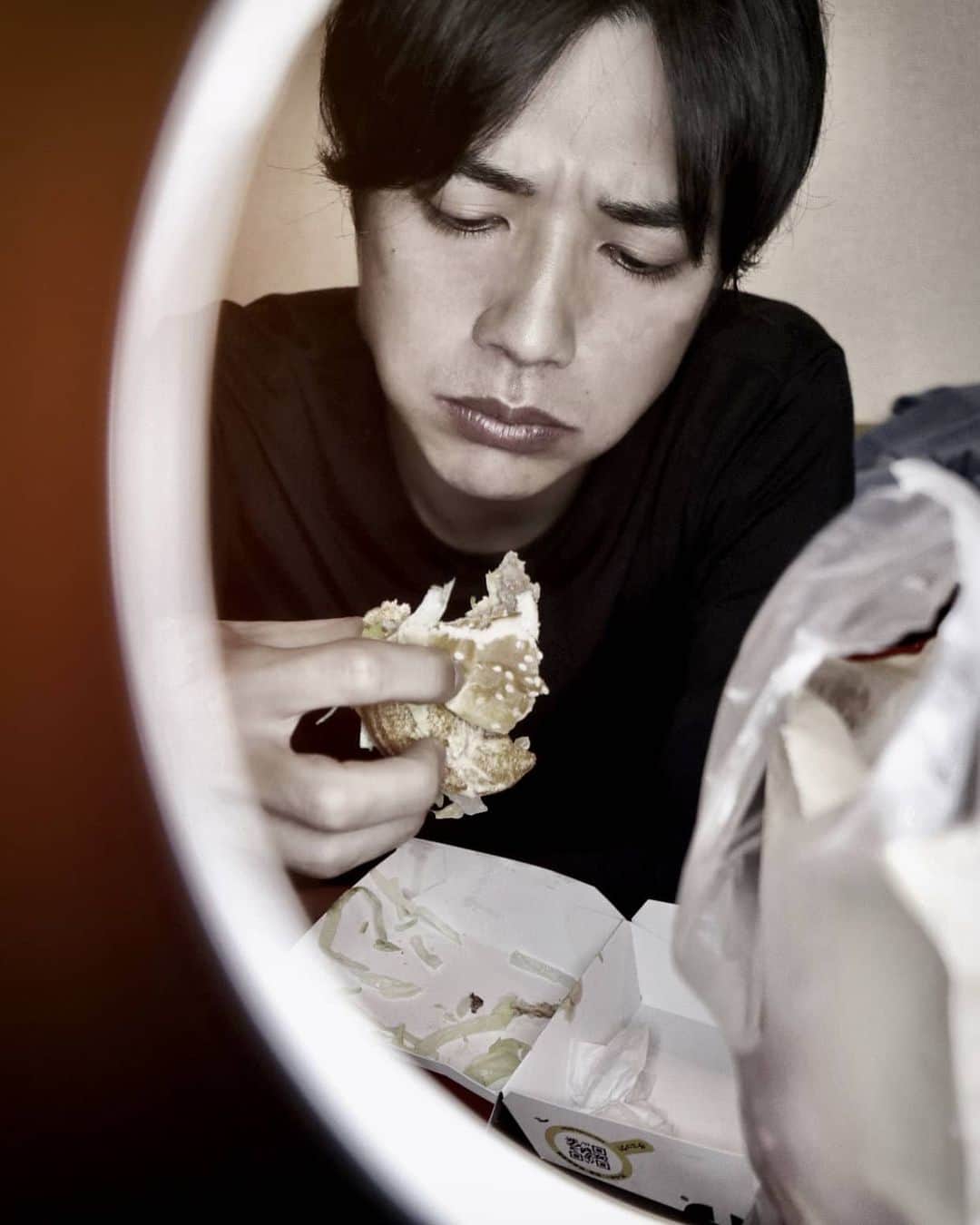 山田悠介さんのインスタグラム写真 - (山田悠介Instagram)「ウーヴァーイーツだ。 ジャンクフードが大好きな僕です。 食べ過ぎ注意！  #山田悠介 #飯テロ  #ハンバーガー」5月14日 20時20分 - yamadayusuke_0729