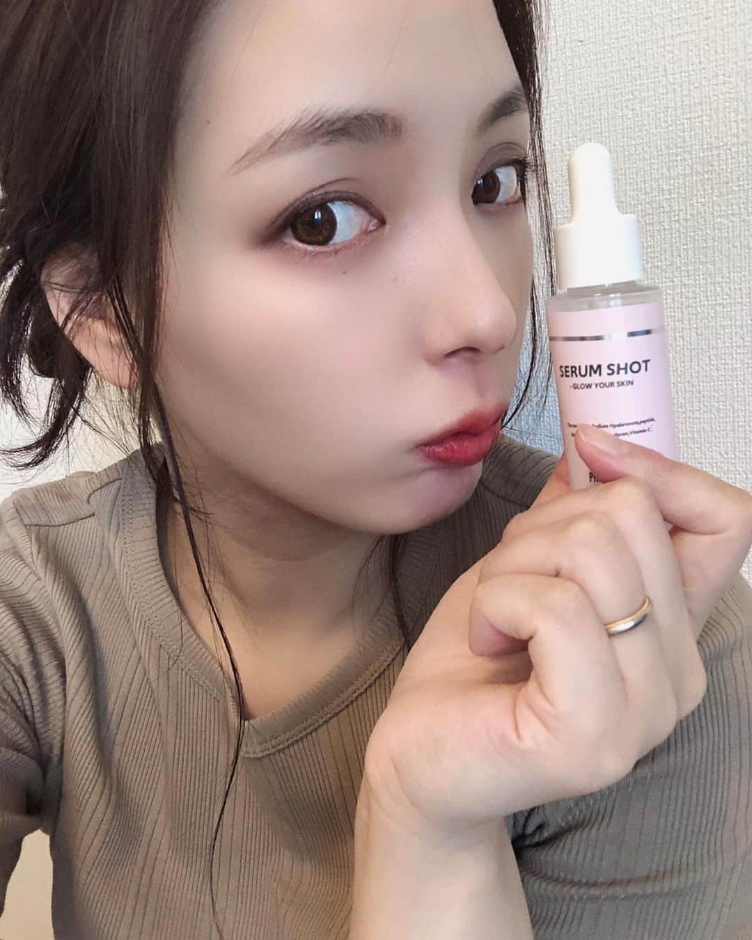 のインスタグラム：「: #skincare . . StayHome期間 みんな #おうち美容 頑張ってるから わたしも💪🏽( ¨̮ 💪🏽) . 気になってたから買ってみた @phoebe_beautyup の #serumshot . 毛穴ケアに特化した美容液！ そもそも毛穴ケア気になってるし これから暑くなってますます 開き毛穴😱😱😱 と思ってたから これは試すしかないでしょ😎 . 肌の炎症を抑えてくれたり 美肌ホルモンを育ててくれたりするから 全顔に使用出来るよ◎！ . 敏感肌さんでも使える 7つのフリーなのも嬉しい♥ . 1週間くらい朝晩使ってるけど 洗顔する時に気になってた ザラつきが少なくなったかも🤔 これは効果期待大だわ🥺🥺 : : : #phoebebeautyup #フィービービューティーアップ #毛穴と戦え #セラムショット #毛穴ケア #毛穴の黒ずみ #毛穴対策 #美容液 #毛穴美容液 #新作コスメ #春メイク #スキンケア #スキンケアマニア #スキンケアマニアさんと繋がりたい #スキンケア好きさんと繋がりたい #stayhome #おうち時間 #今日のメイク #beauty #モデル #読者モデル #ママモデル #beautyまとめ #美容 #美容好きな人と繋がりたい」